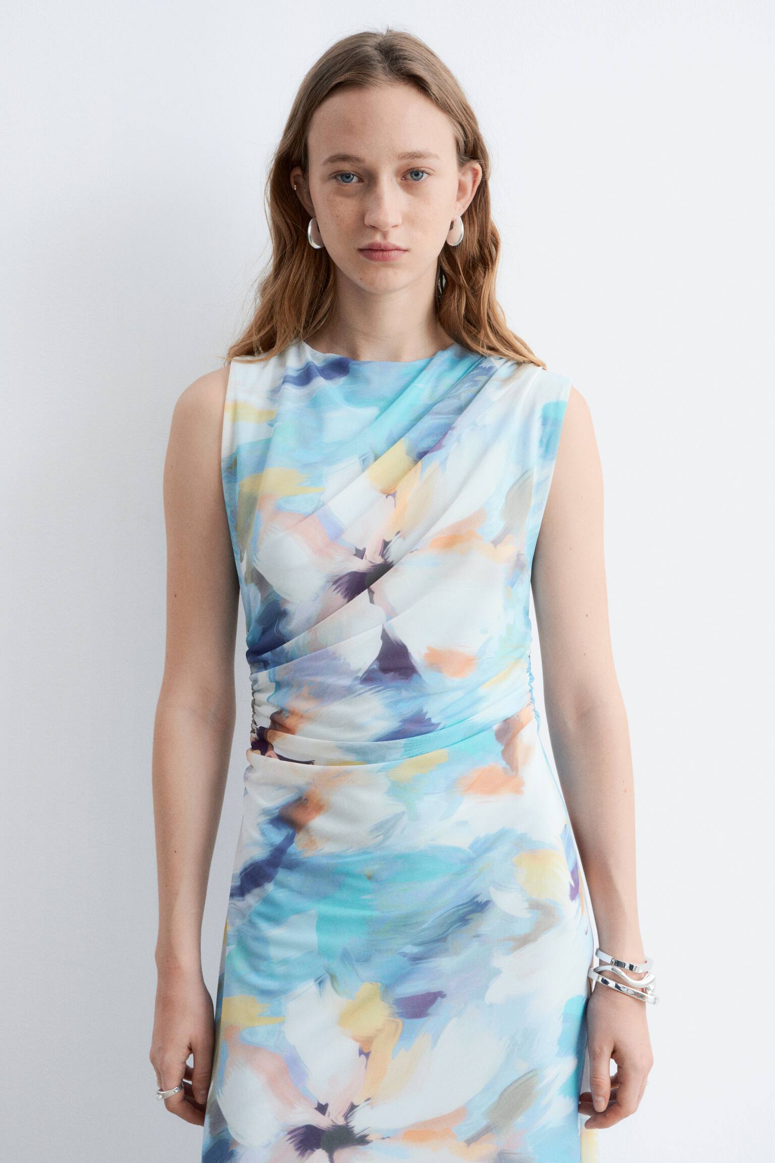 Drapiertes Midikleid ohne Ärmel - Blau/Blumendruck - 3