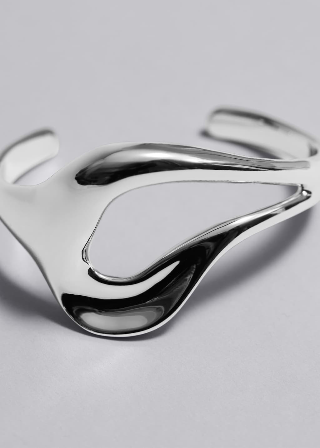 Pulsera fluida escultural - {{variantName}} - Detalle descriptivo