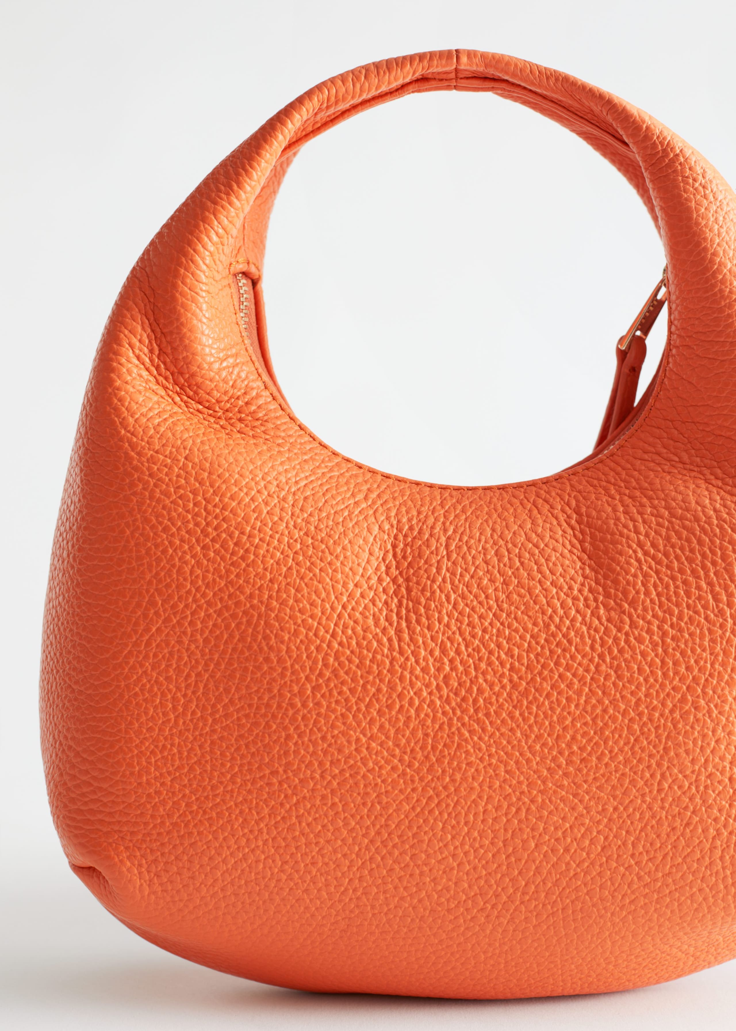 LeatherHandBag - {{variantName}} - Descrizione dettagliata