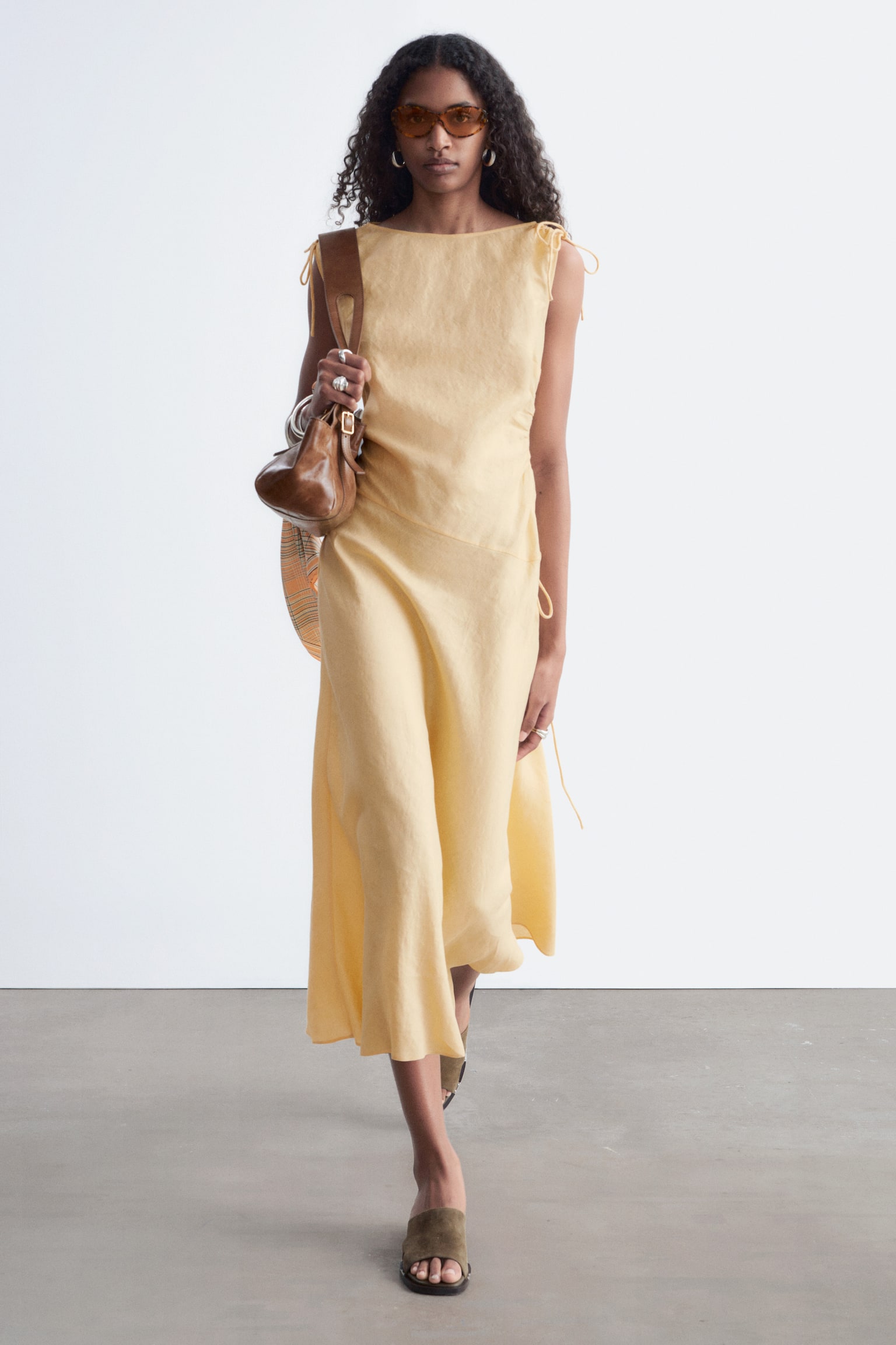 Ausgestelltes Midikleid aus Leinen - 1