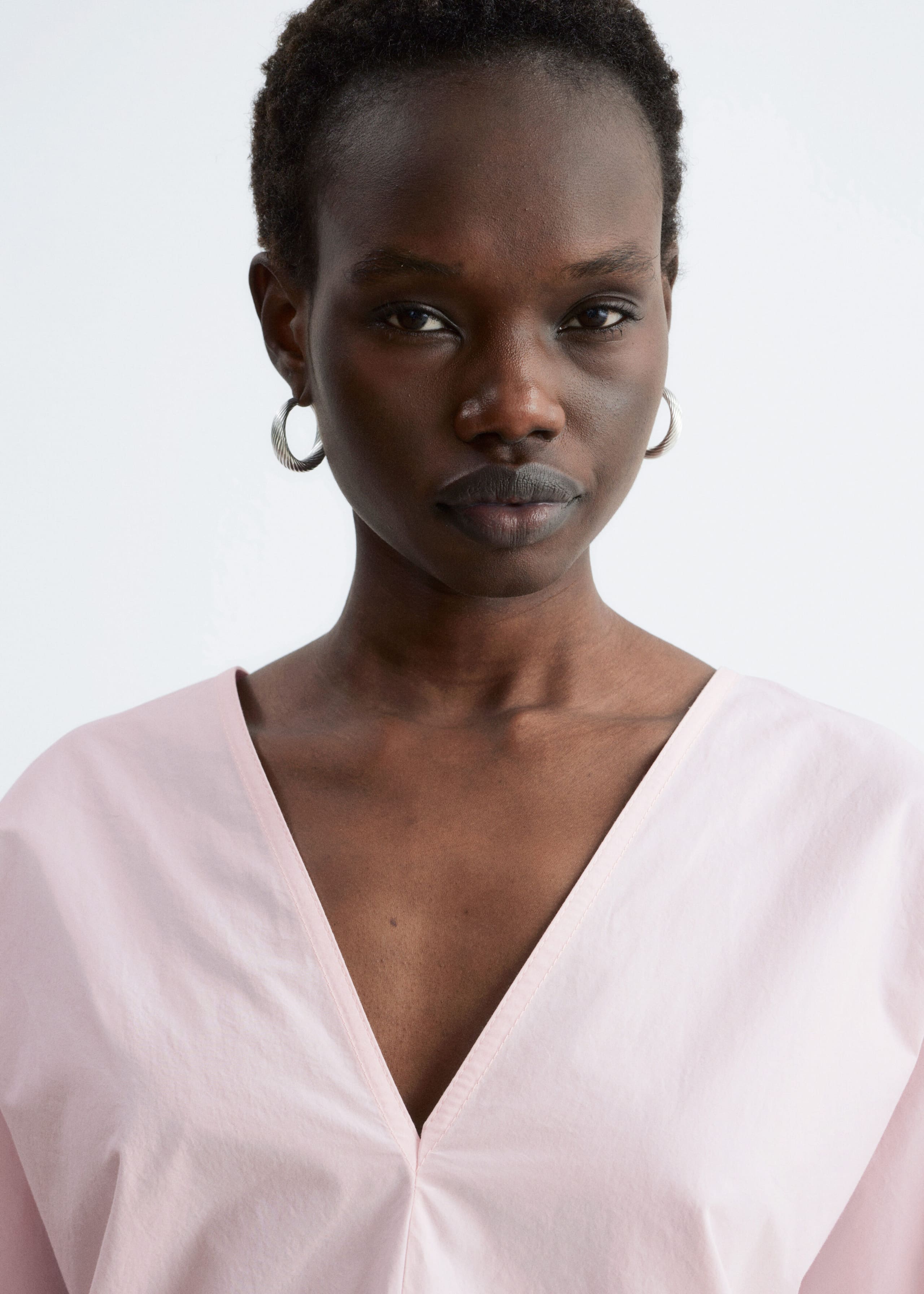 Image of Skulpturale Baumwollbluse mit V-Ausschnitt