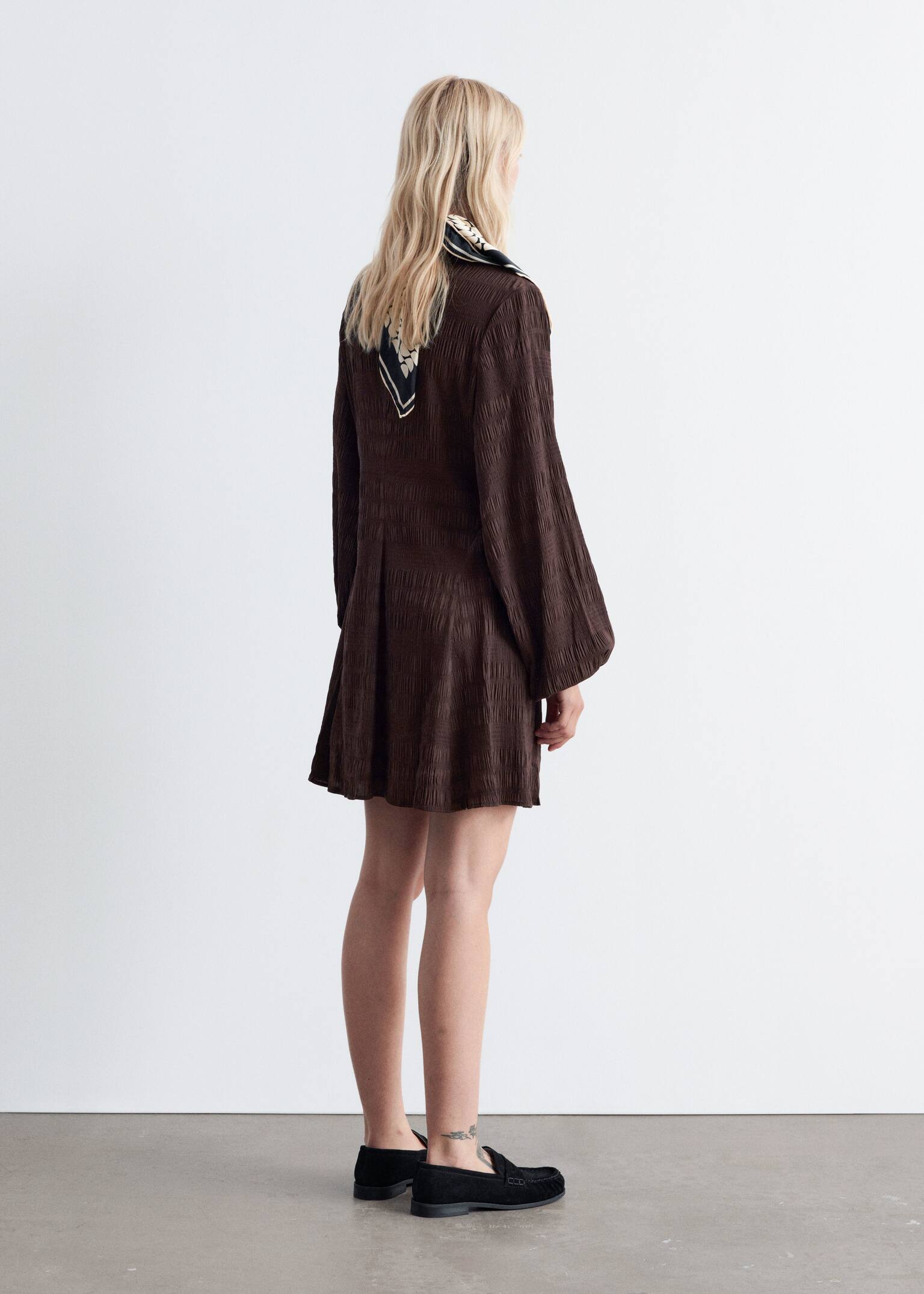 Minikjole med smock og ballonærmer - Mørkebrun/Mørkeblå - 3