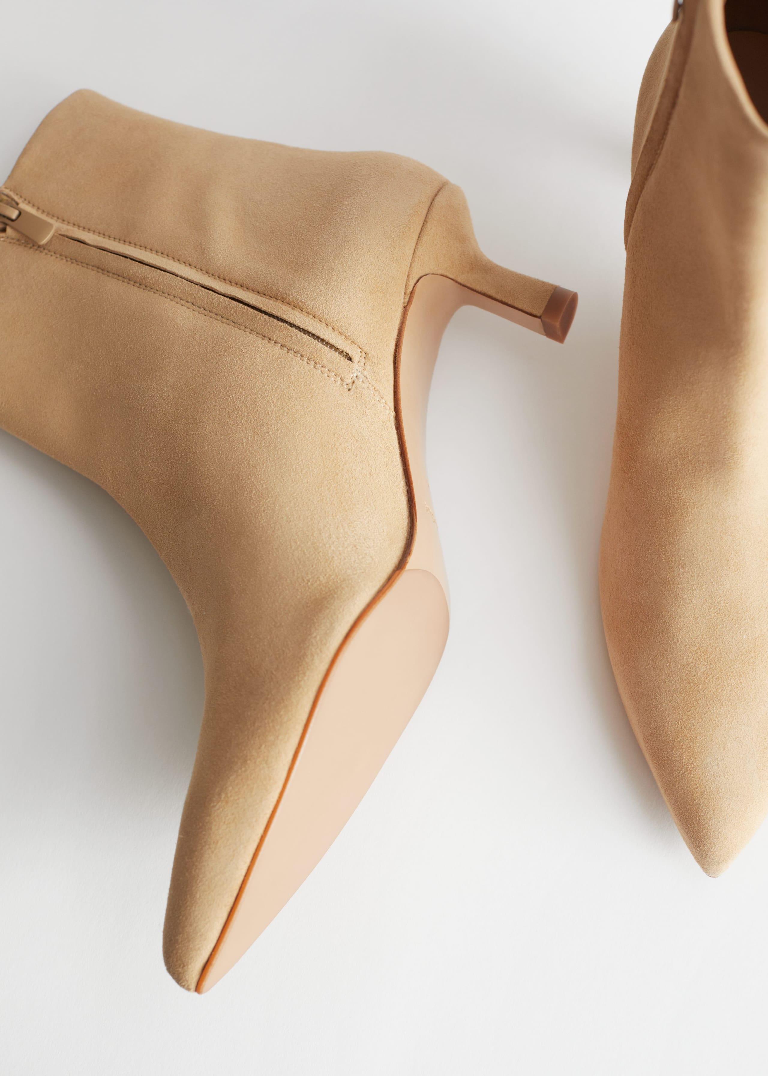 Suede Kitten Heel Boots - {{variantName}} - Descrizione dettagliata