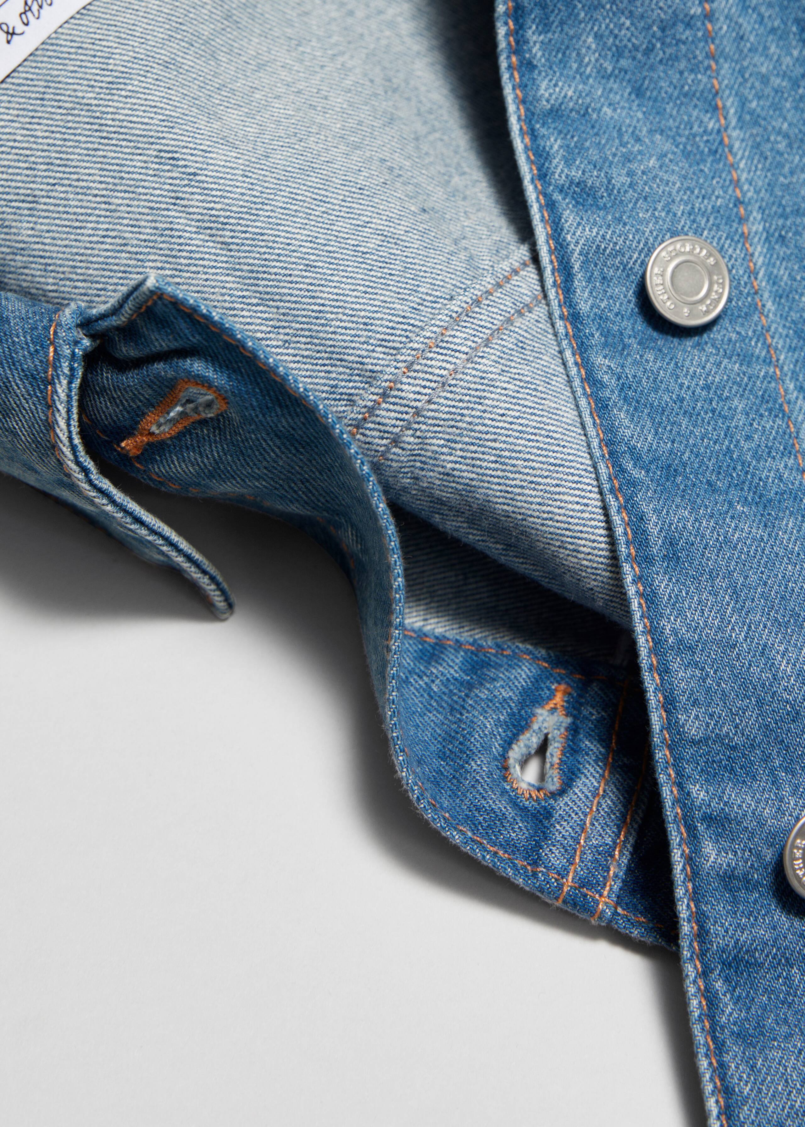 Kastenförmige Jeansjacke - {{variantName}} - Beschreibendes Detail