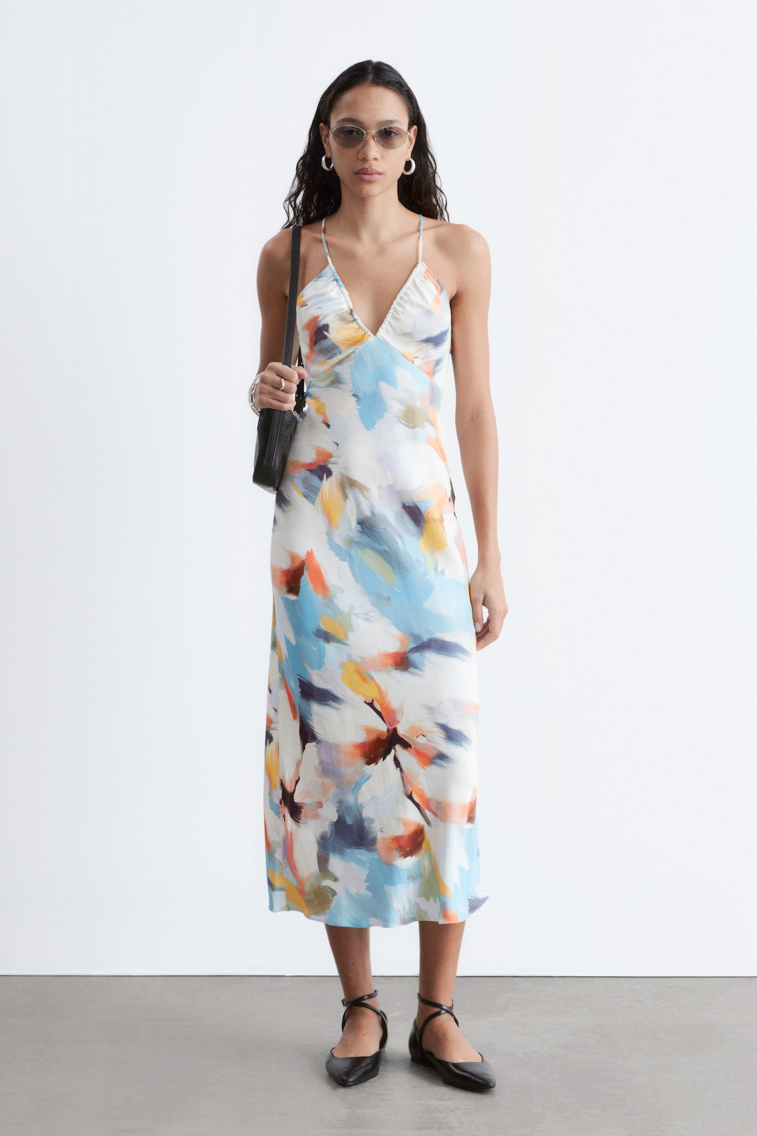 Midilång slipklänning i satin - Blå/mönstrad/Rosablommig - 1