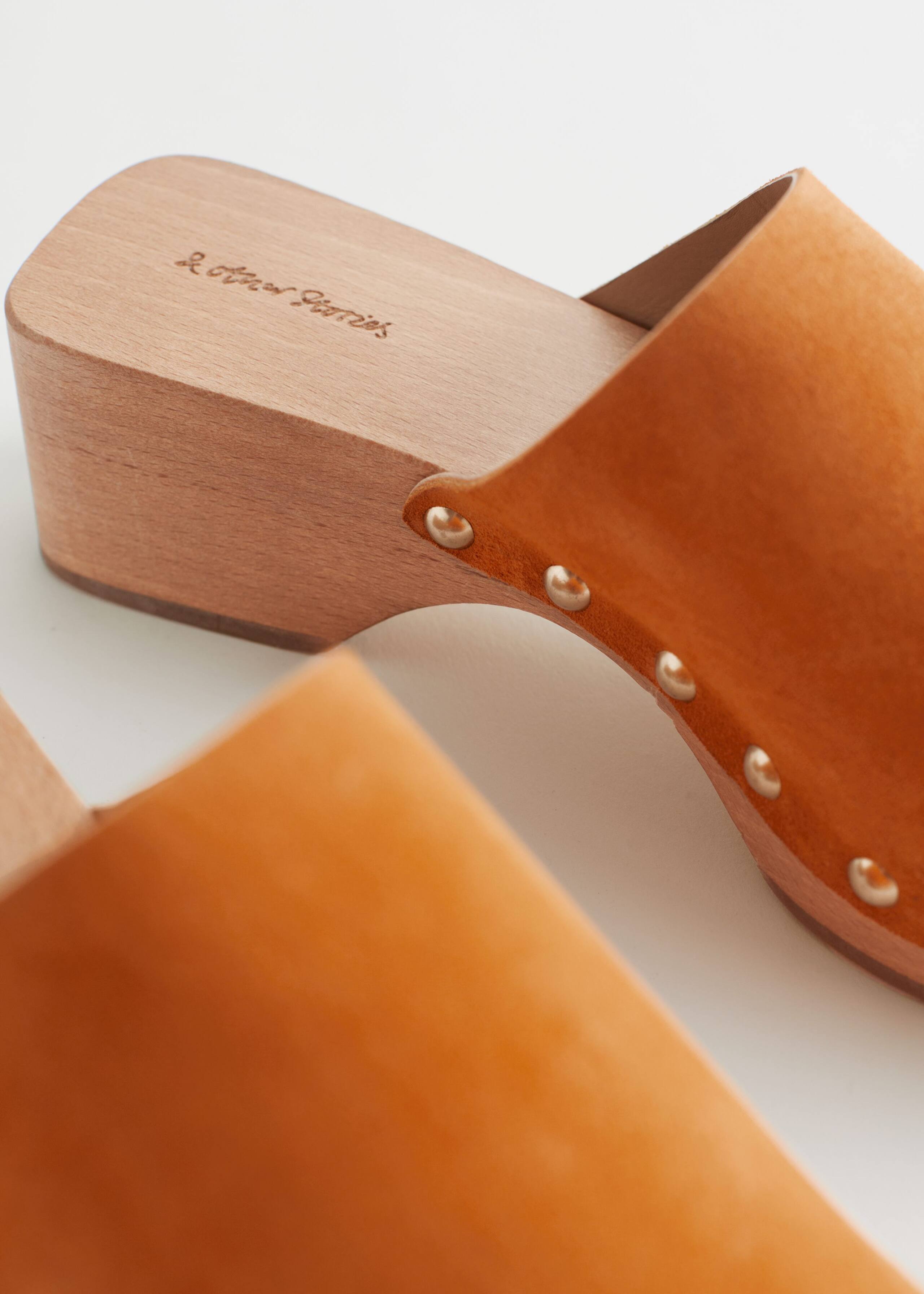 Studded Suede Wooden Clogs - {{variantName}} - Detalle descriptivo