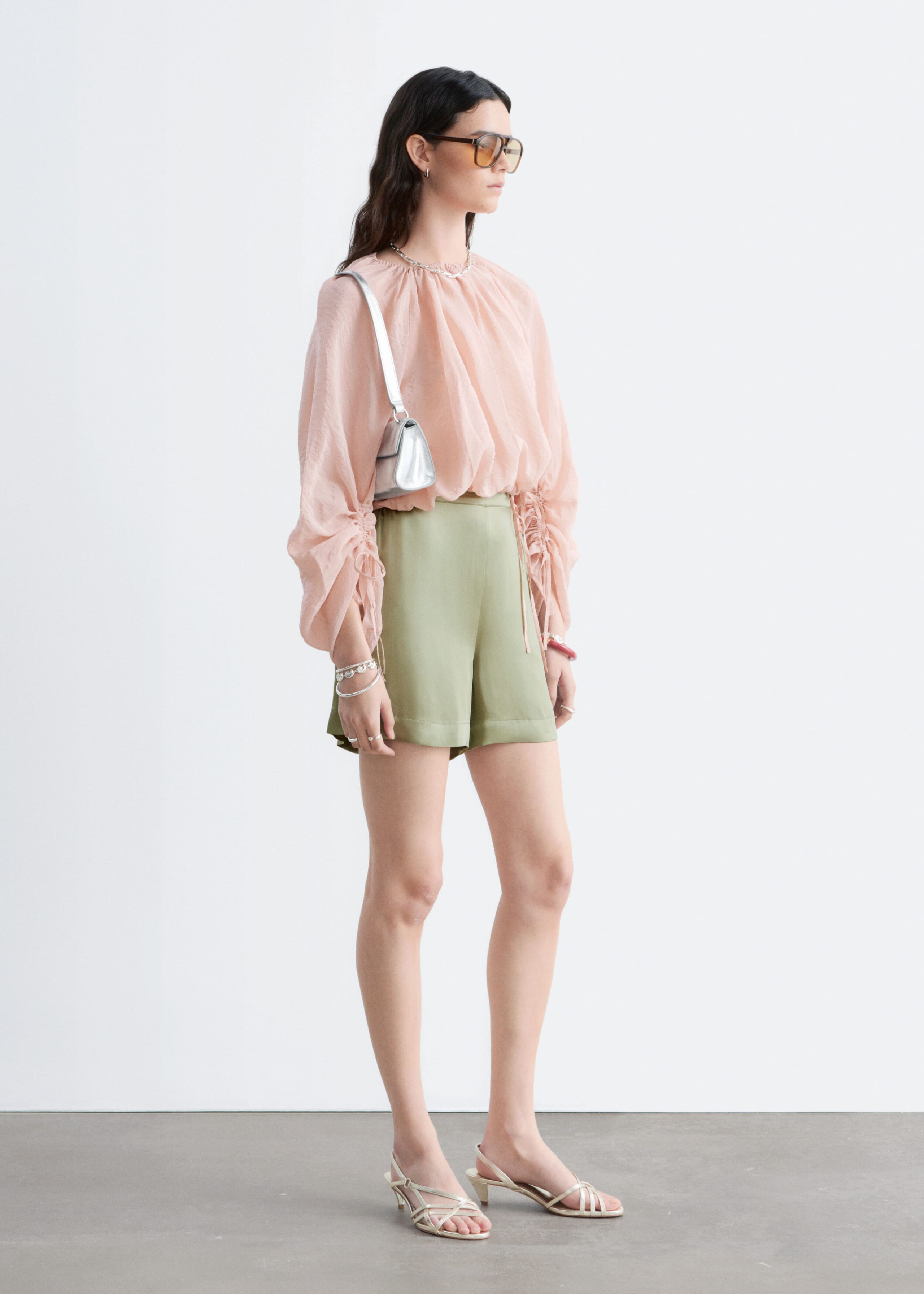 Dra-på-shorts i satin – Ljusgrön – lookbook