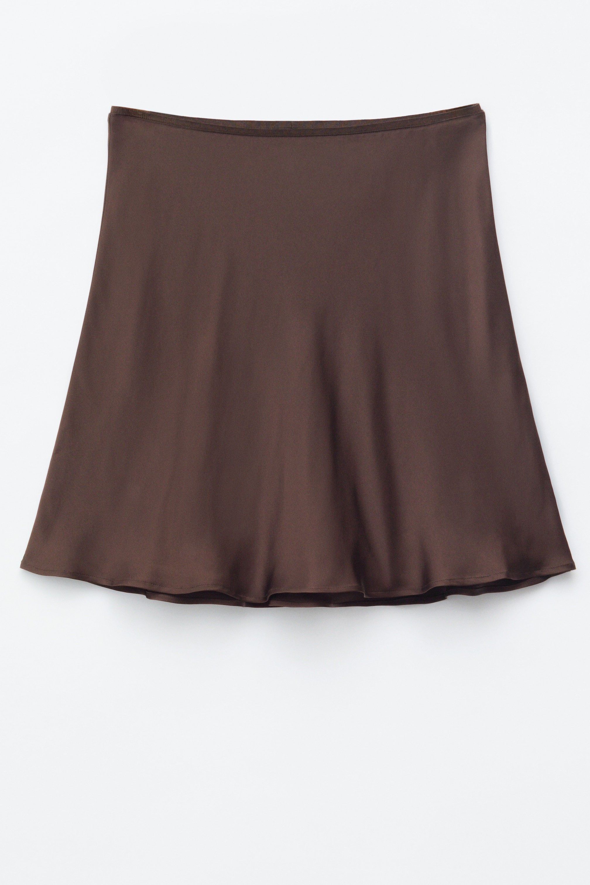 Se større billede: En brun nederdel præsenteres forfra, med et flydende fald og en løs pasform, der slutter lige over knæet, og er afsluttet med en delikat elastisk talje.