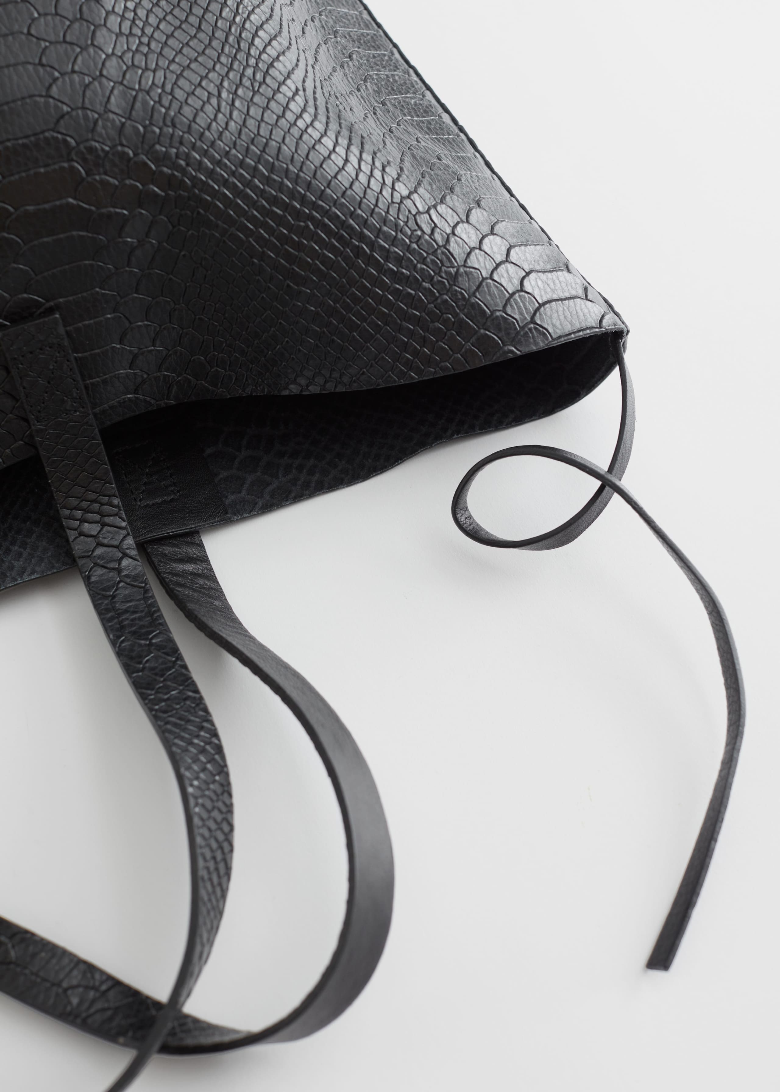 Snake Embossed Leather Tote Bag - {{variantName}} - Descriptive Detail