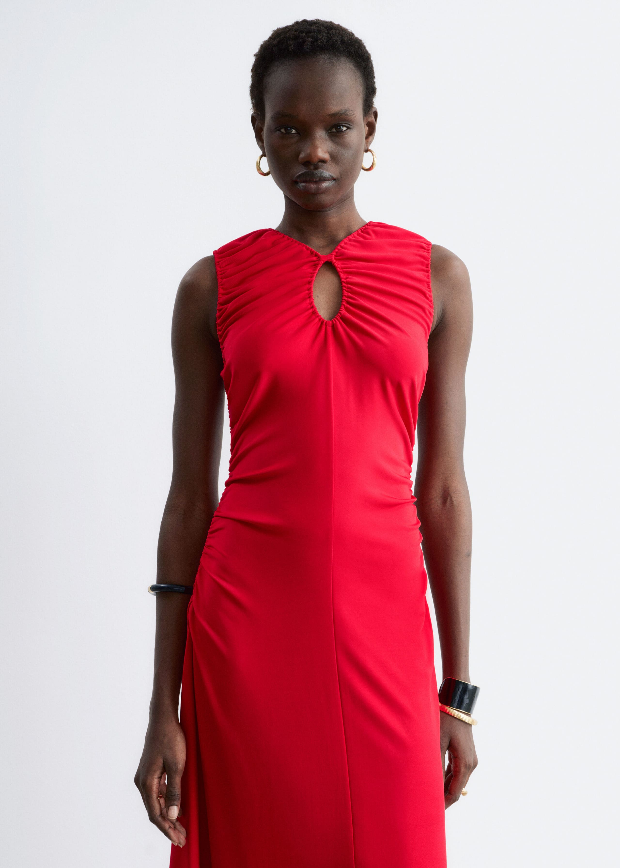 Midikleid mit Schlüssellochdetail und Raffungen - Leuchtendes Rot - Lookbook