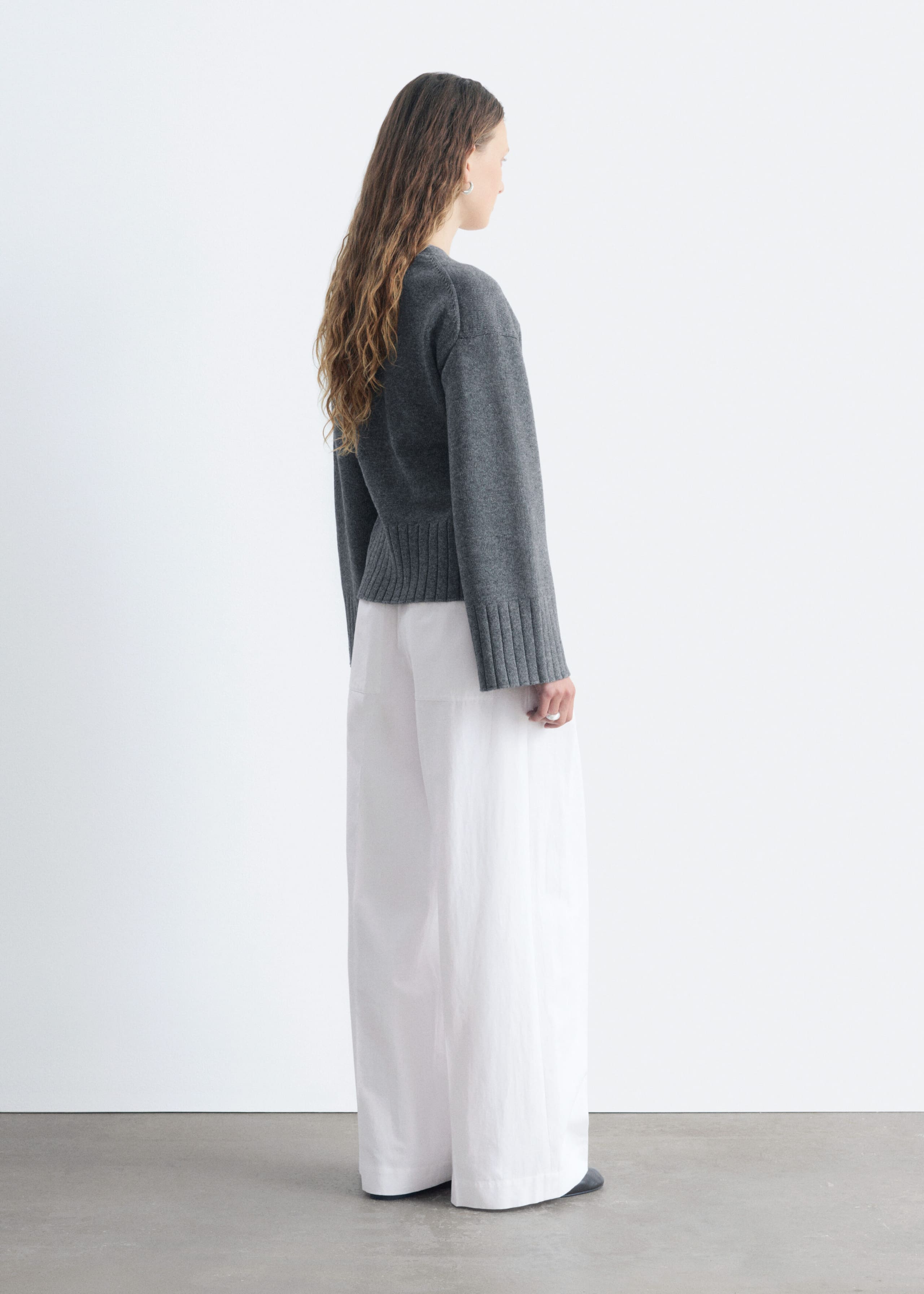 Schmal zulaufende Strickjacke - Dunkelgrau - Lookbook