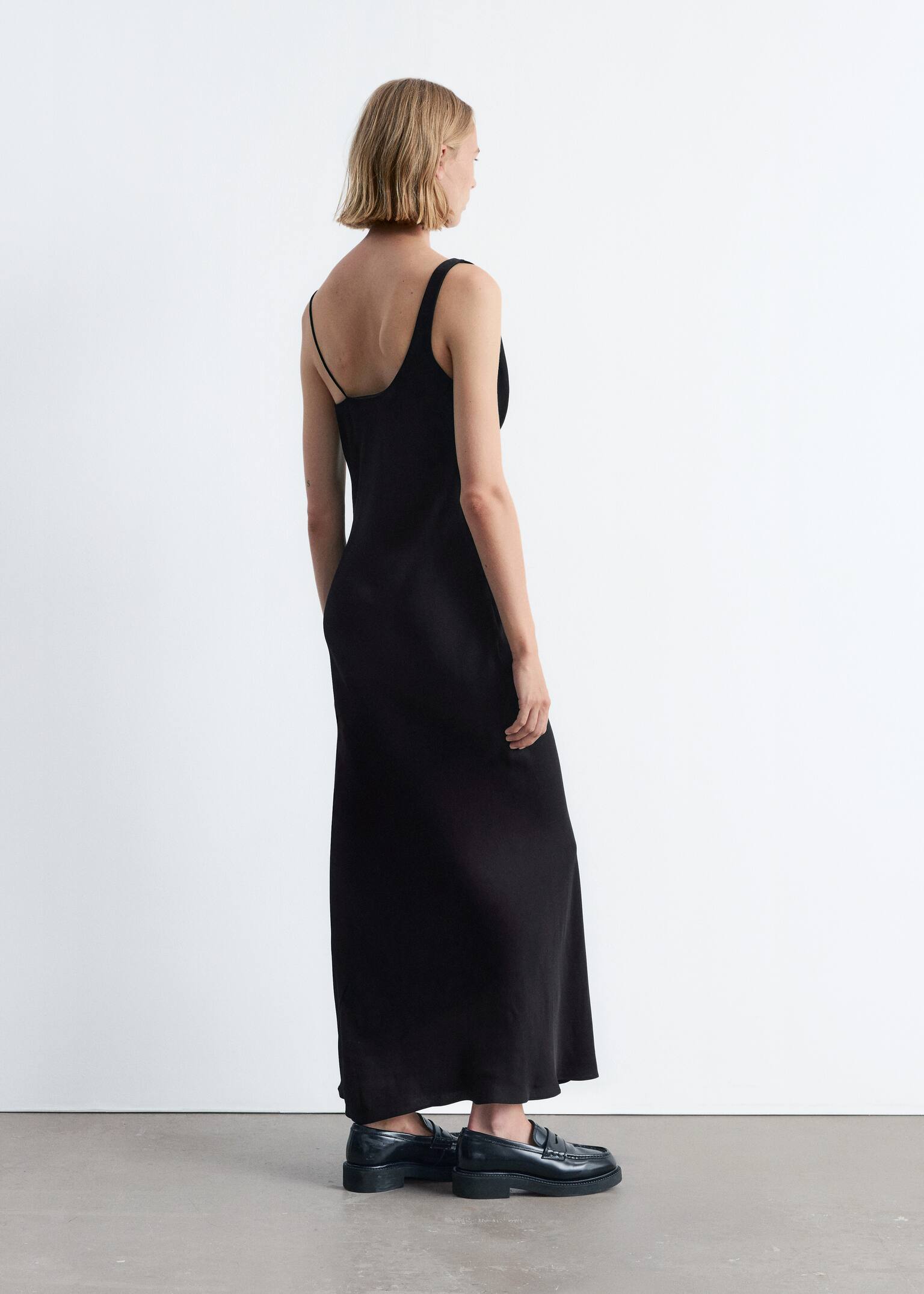 Asymetryczna sukienka midi z szerokim golfem - Czarny - 3