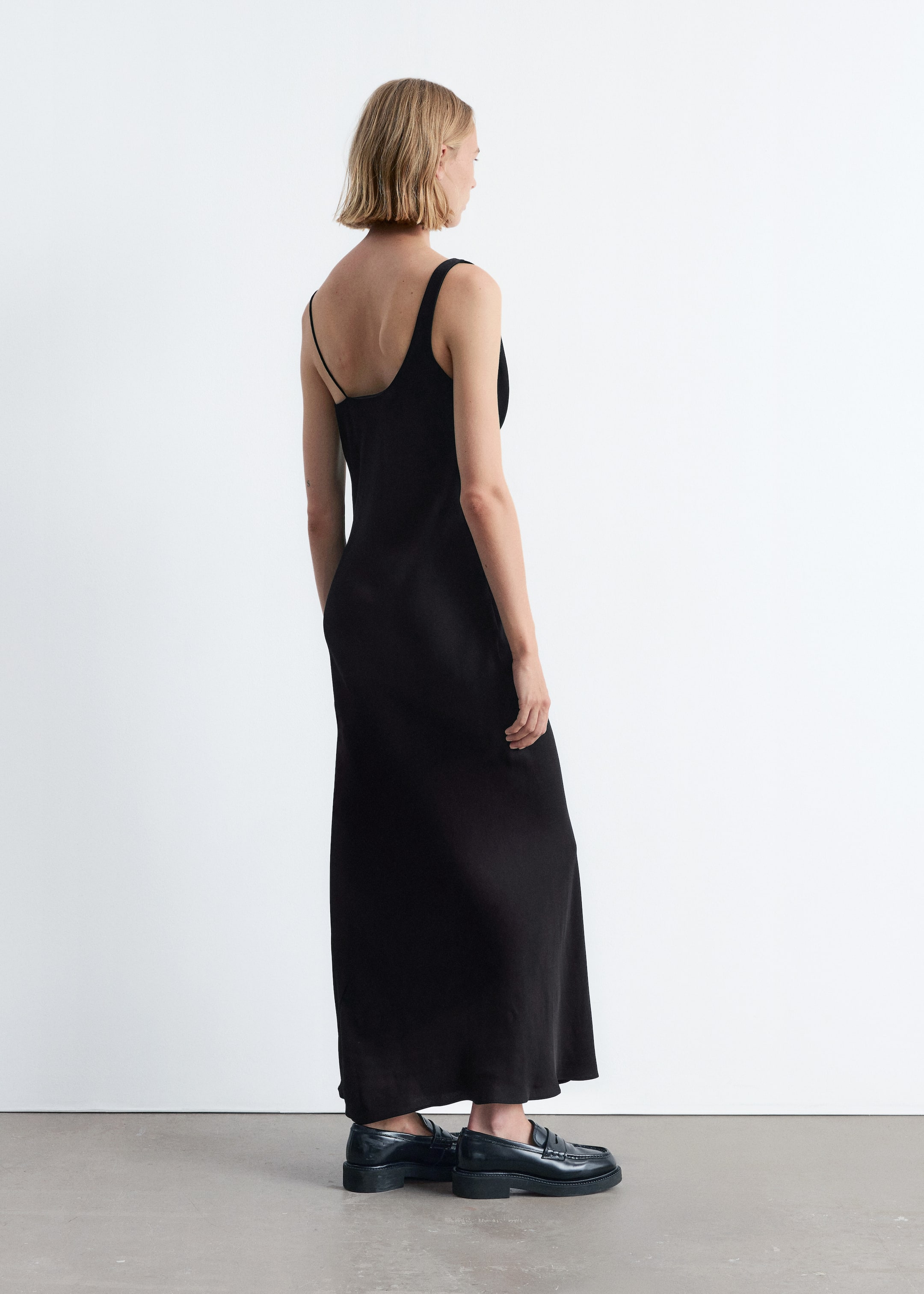 Größeres Bild ansehen: Asymmetrisches Midikleid mit Wasserfallausschnitt - Schwarz - Ladies | H&M DE 4