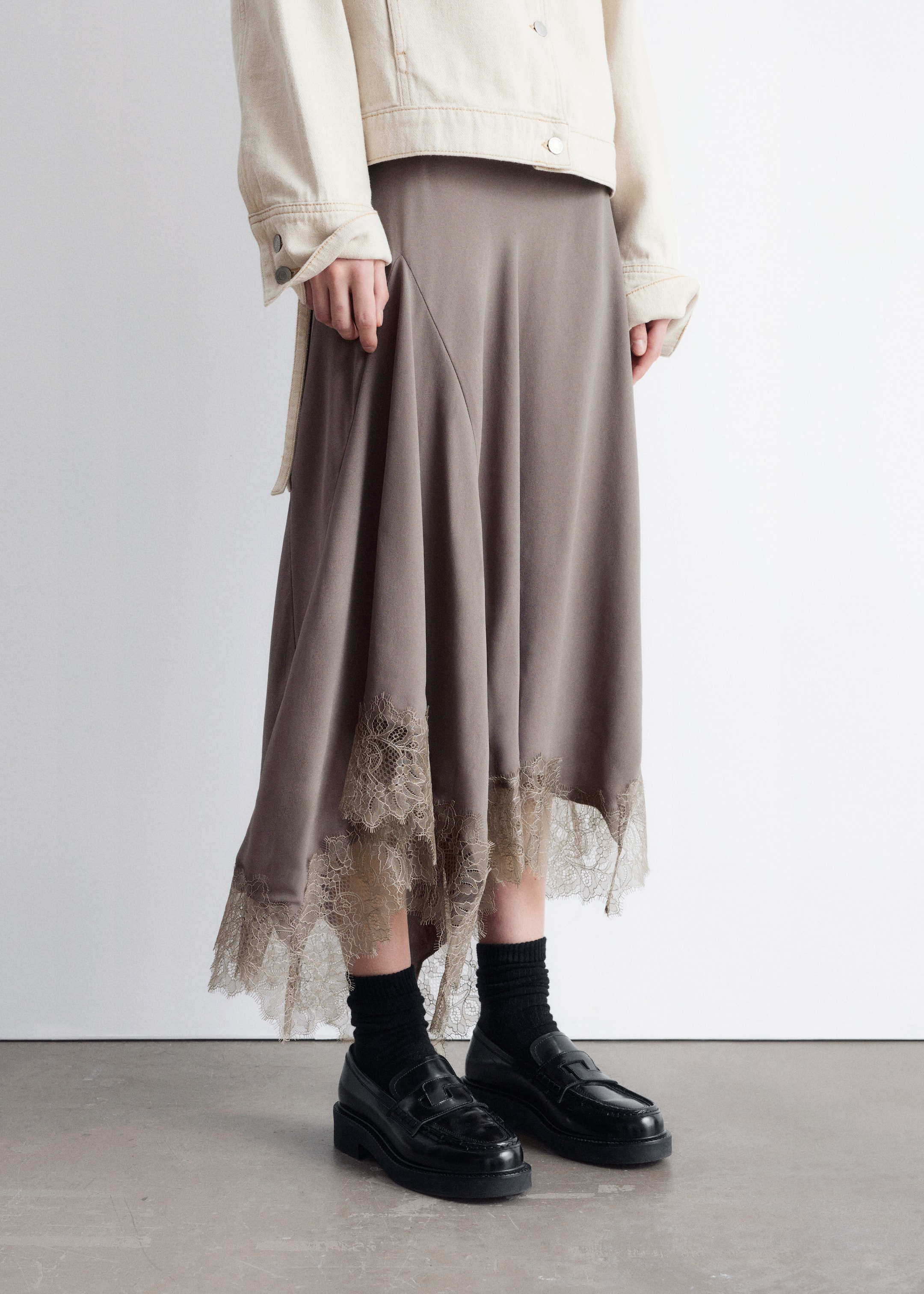 Grotere afbeelding bekijken: Asymmetrische midi-rok met kant - Taupe - DAMES | H&M NL 2