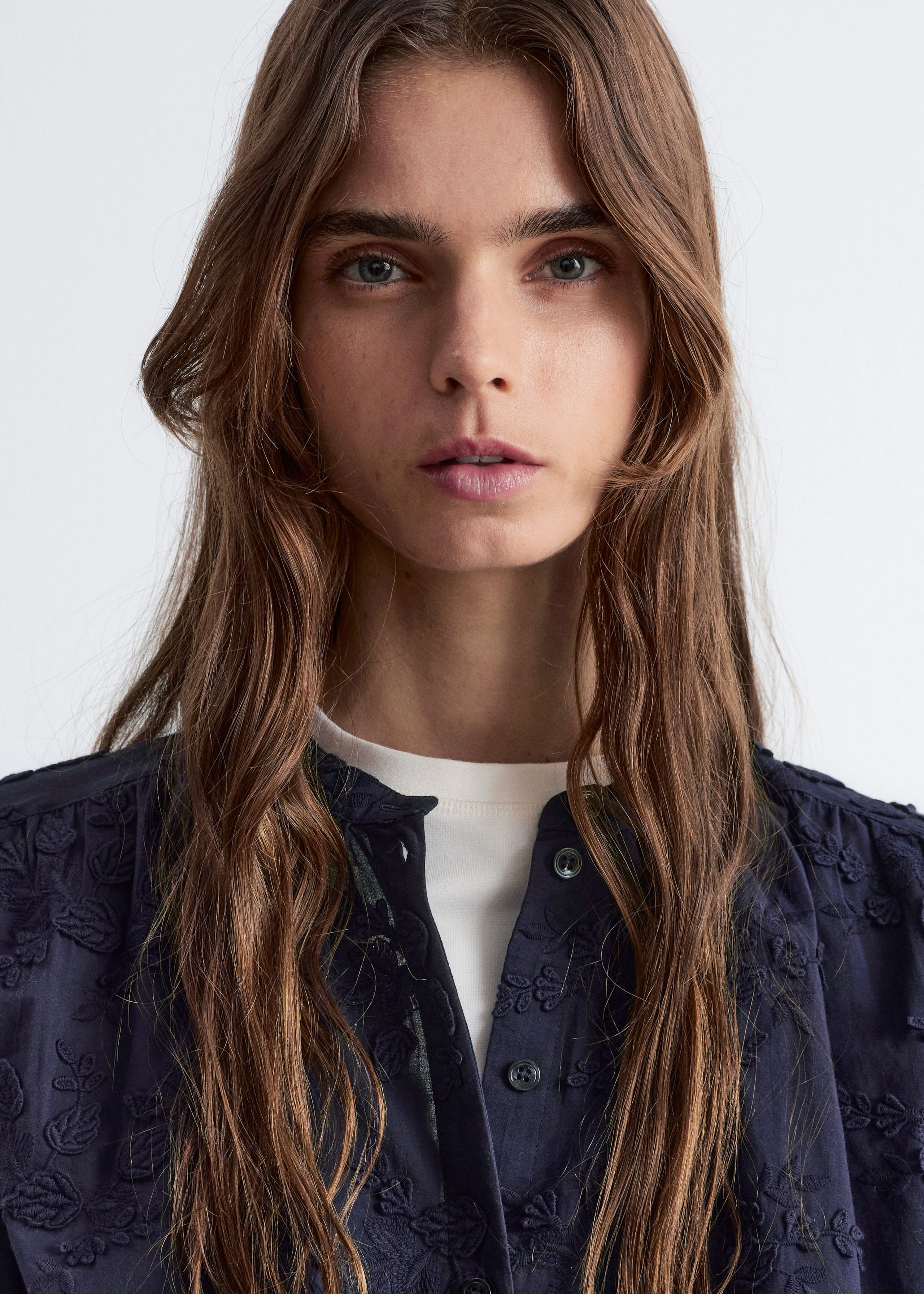 Image of Voluminös blus med blomapplikationer