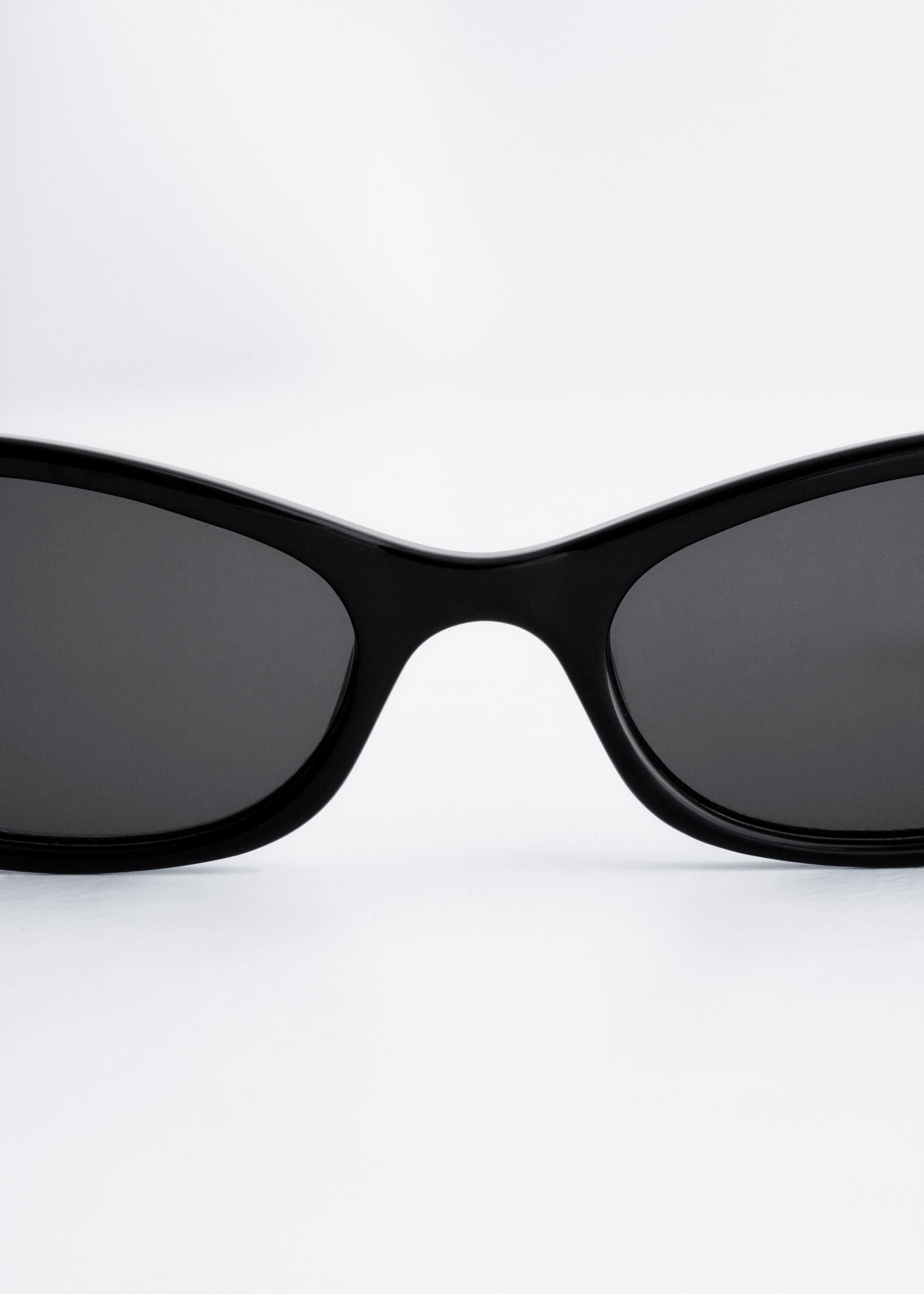 Oval Frame Sunglasses - {{variantName}} - Descriptive Detail