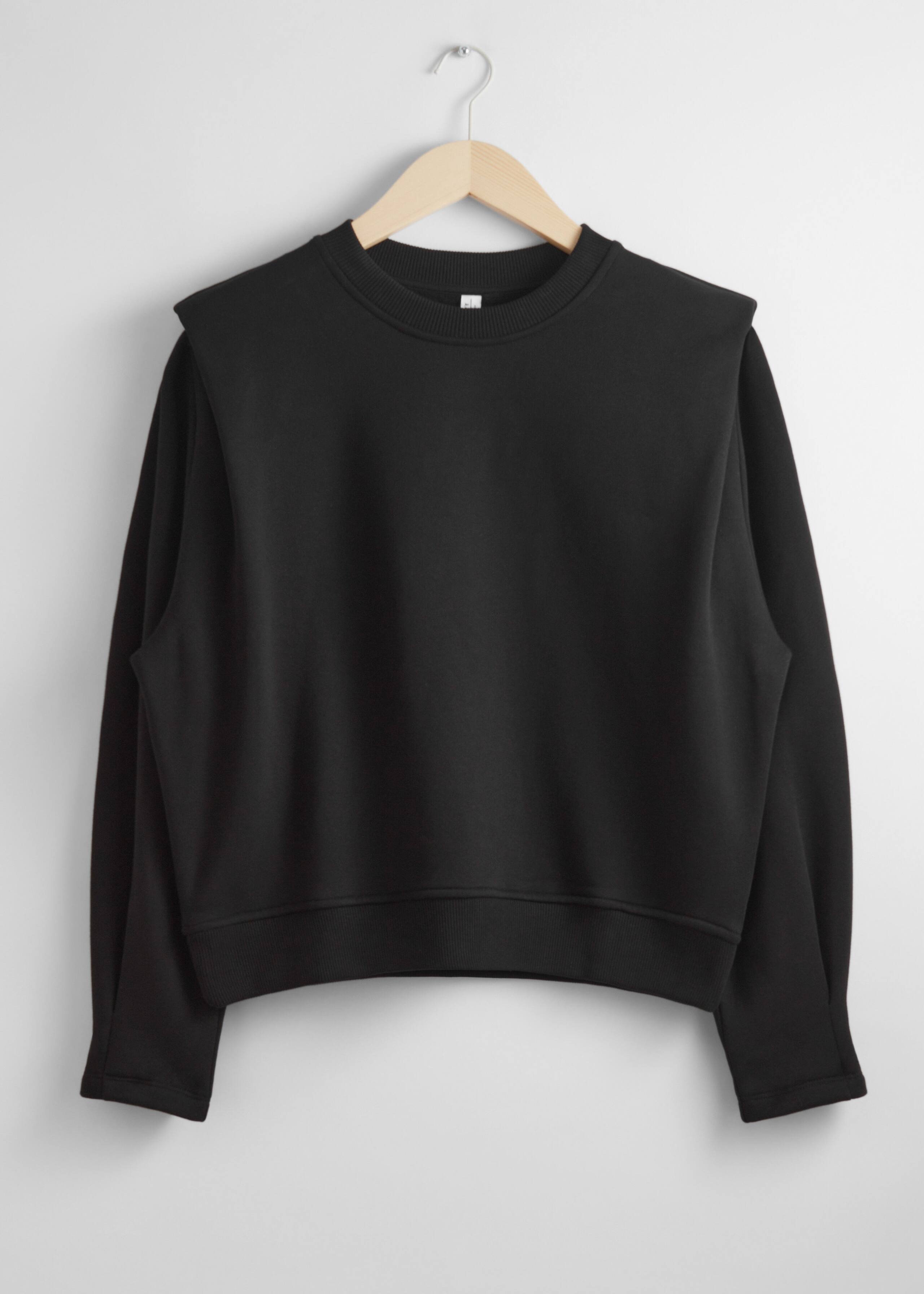 Sudadera ajustada con hombros plisados