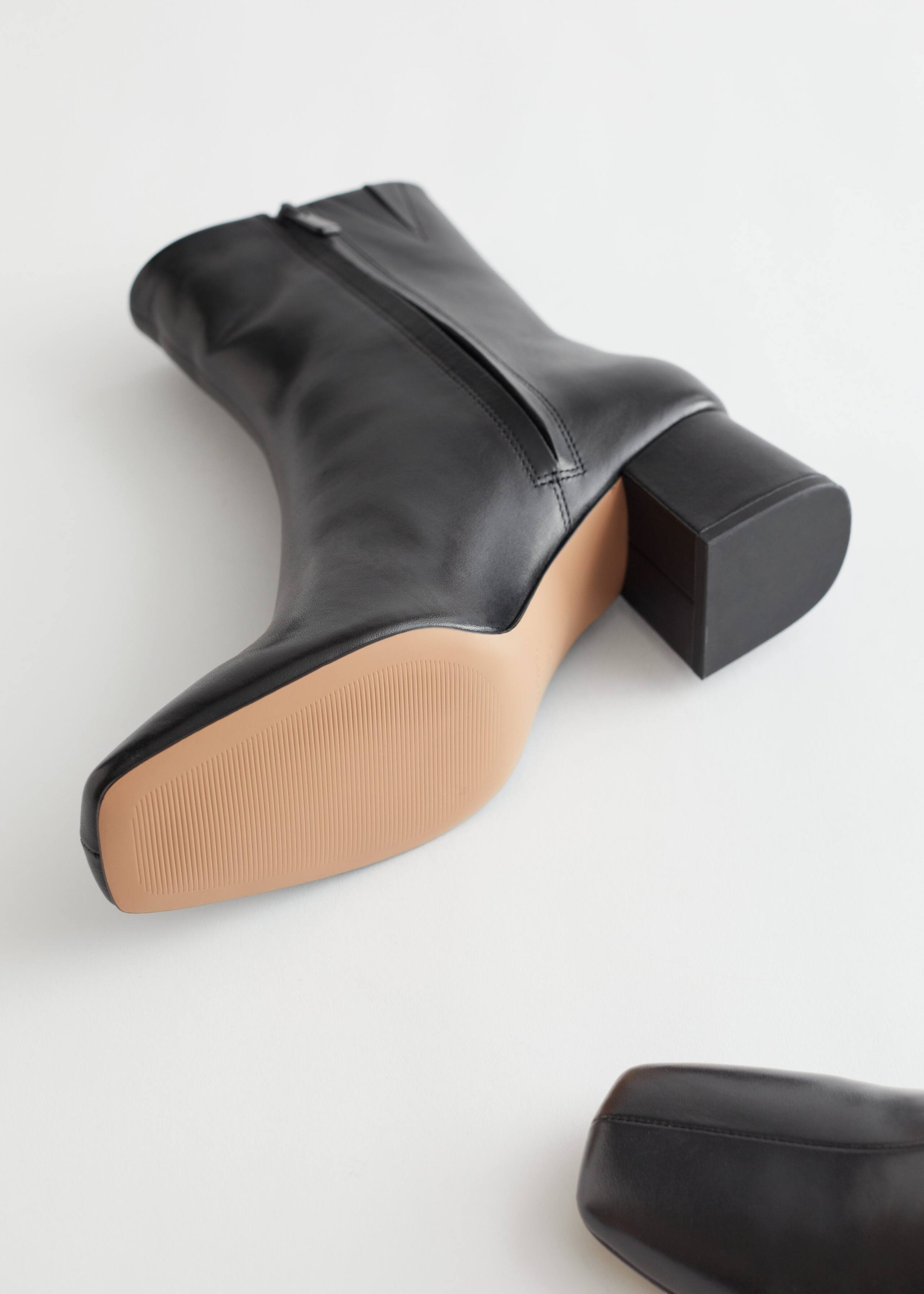 Block Heel Leather Boots - {{variantName}} - Descrizione dettagliata