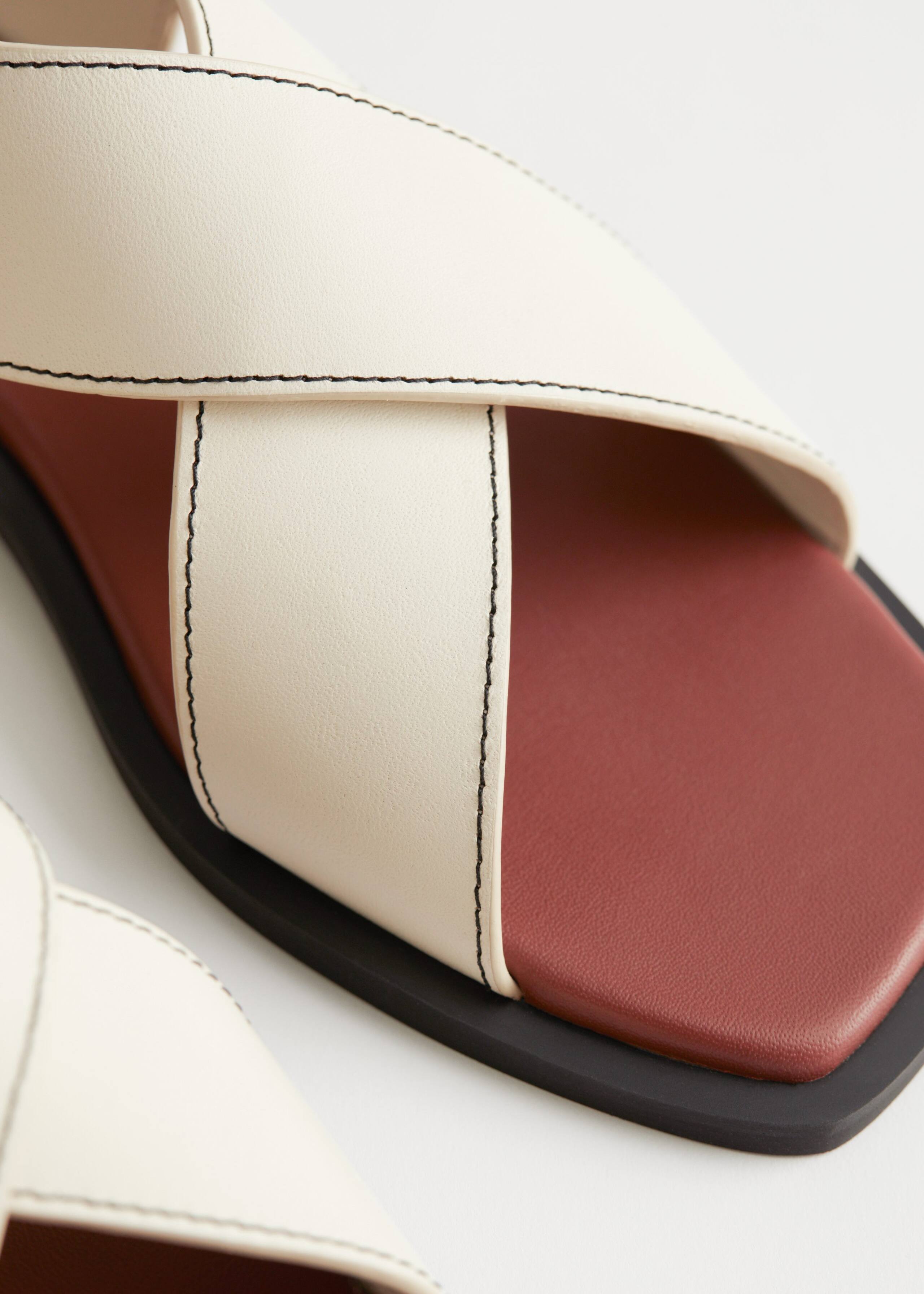 CrissCross Leather Sandals - {{variantName}} - Detalle descriptivo