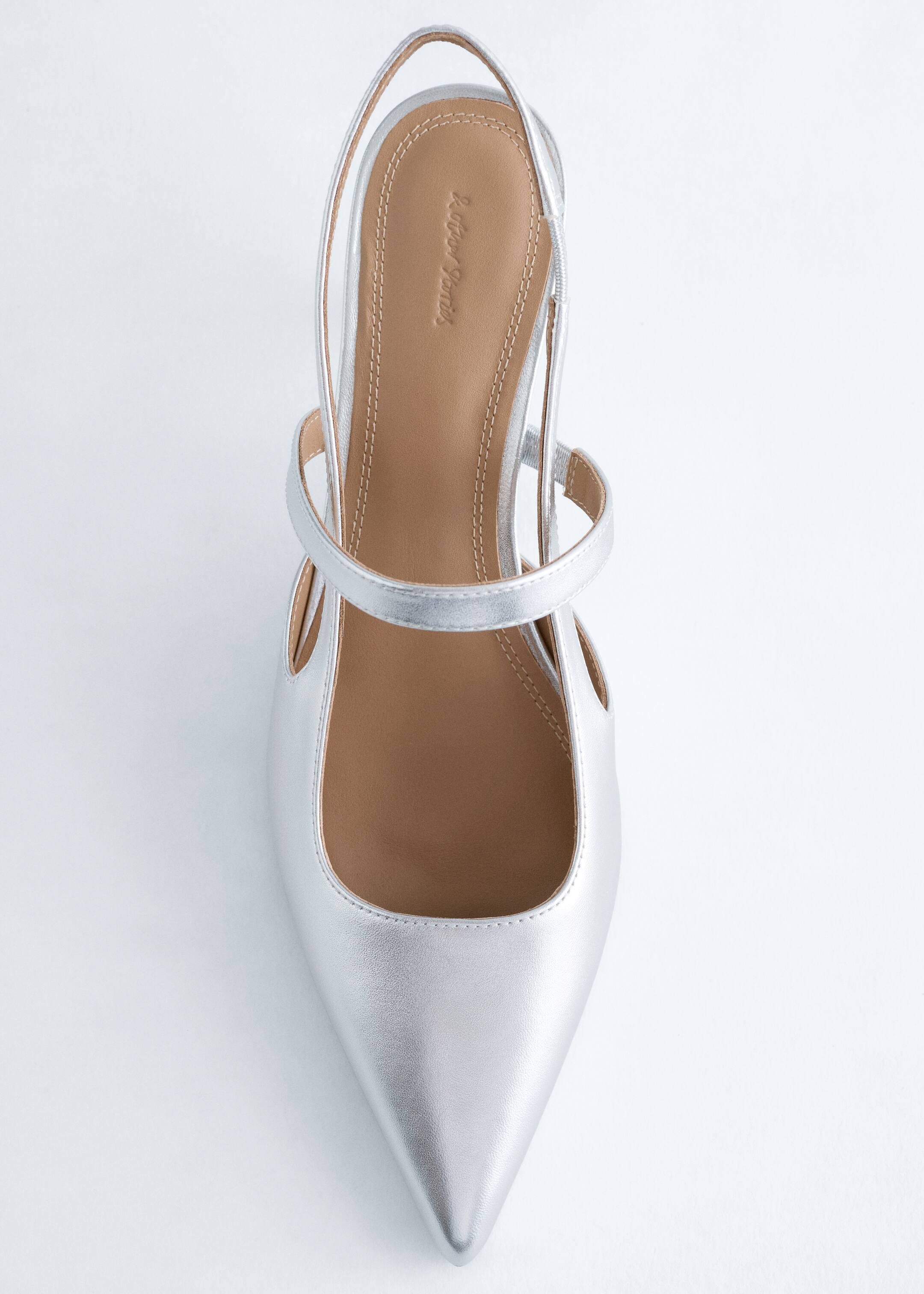 Agrandir l'image: Une chaussure slingback à bout pointu argentée est présentée vue de dessus. Elle présente une finition métallique et une bride croisant le cou-de-pied. La semelle intérieure beige affiche un logo de marque et des coutures.