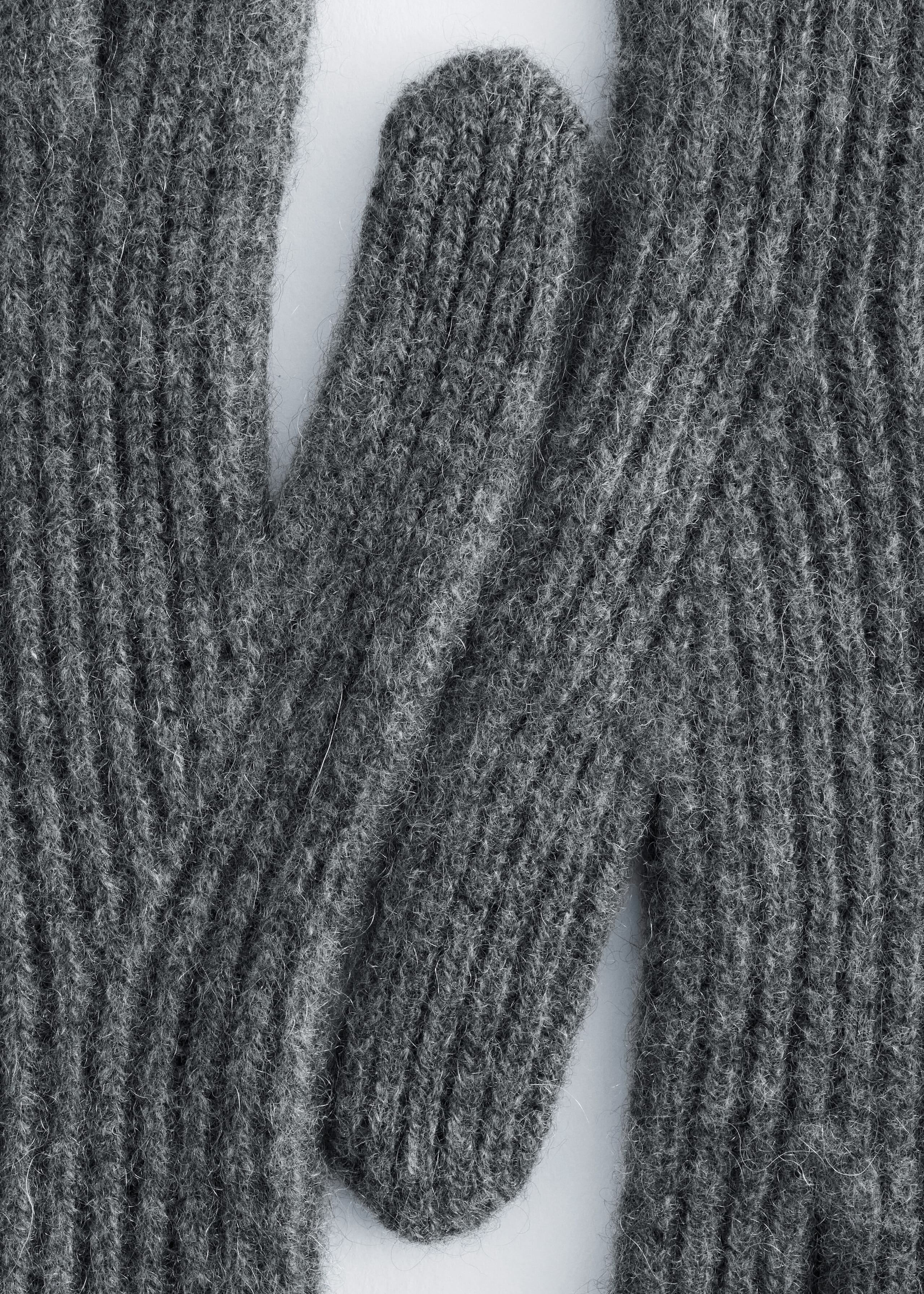 Ribbed Cashmere Gloves - {{variantName}} - Descriptive Detail