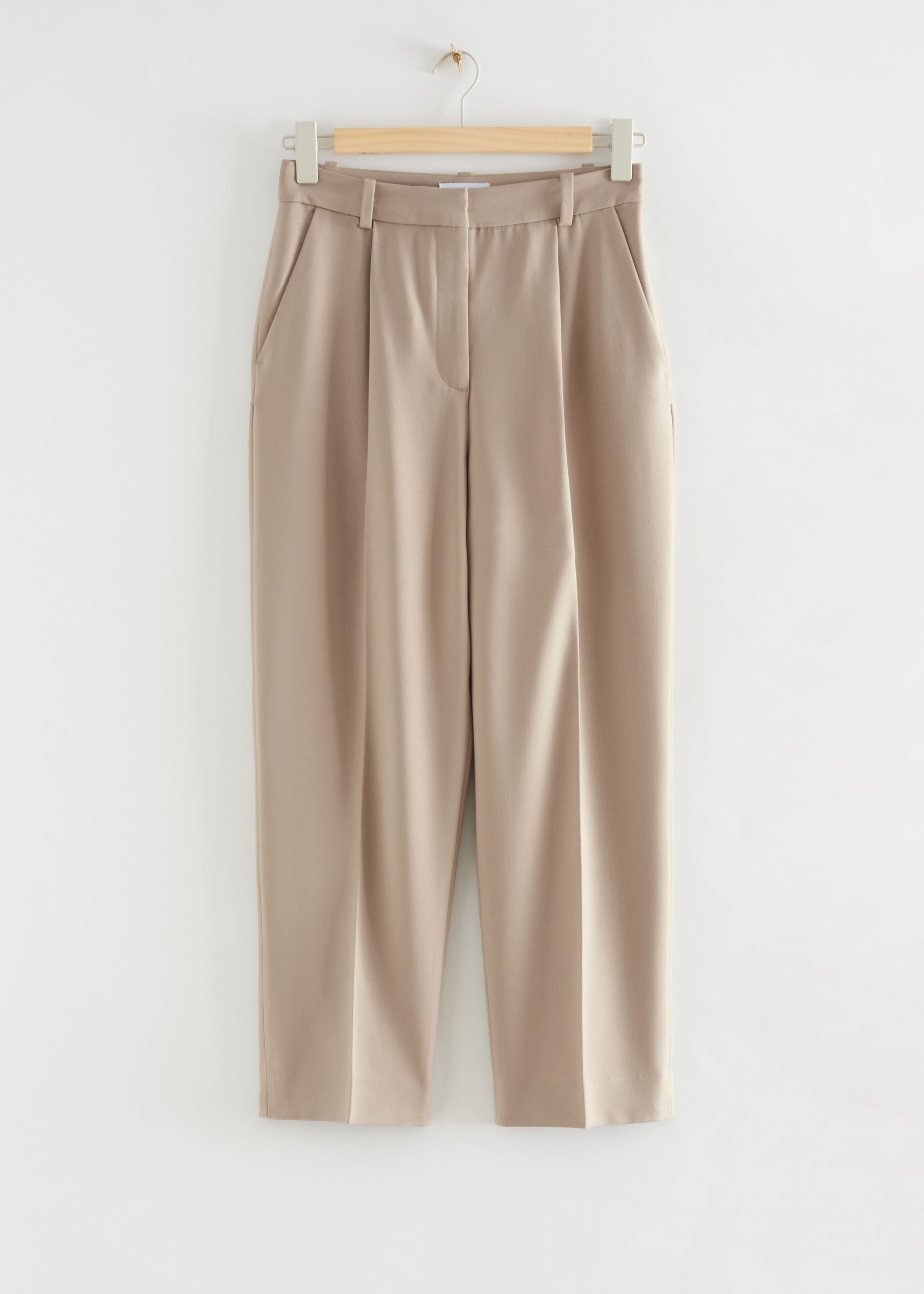 Elegante, schmal geschnittene Hose mit hohem Bund - Beige - Stillleben