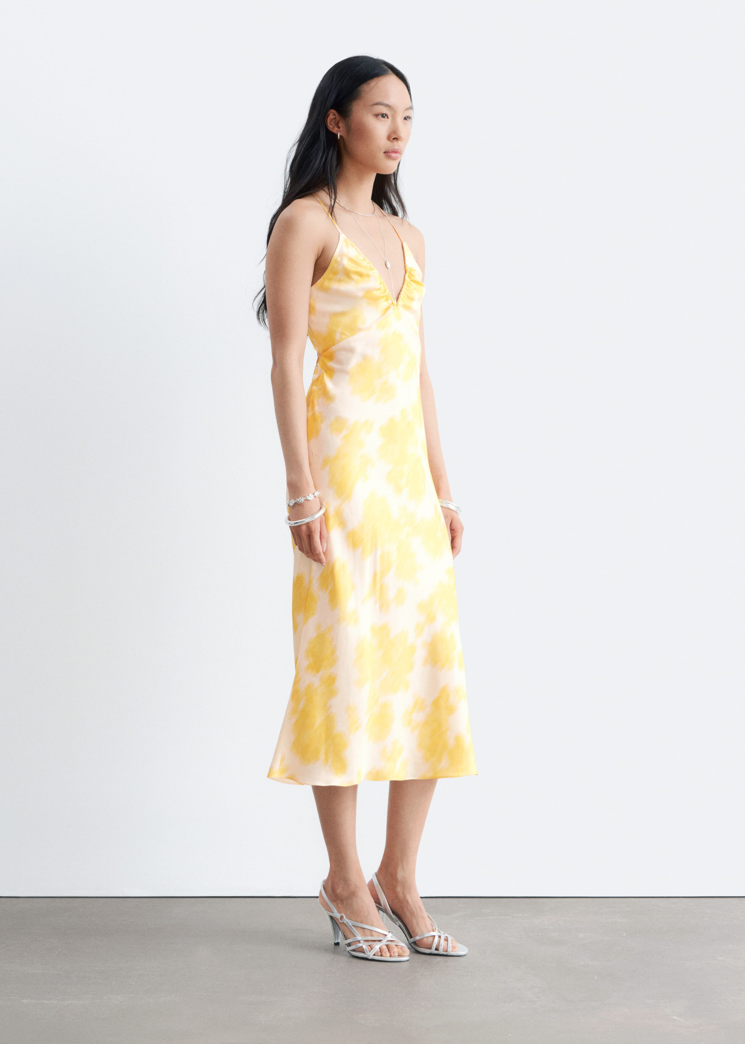 Robe combinaison midi en satin - Jaune - Lookbook