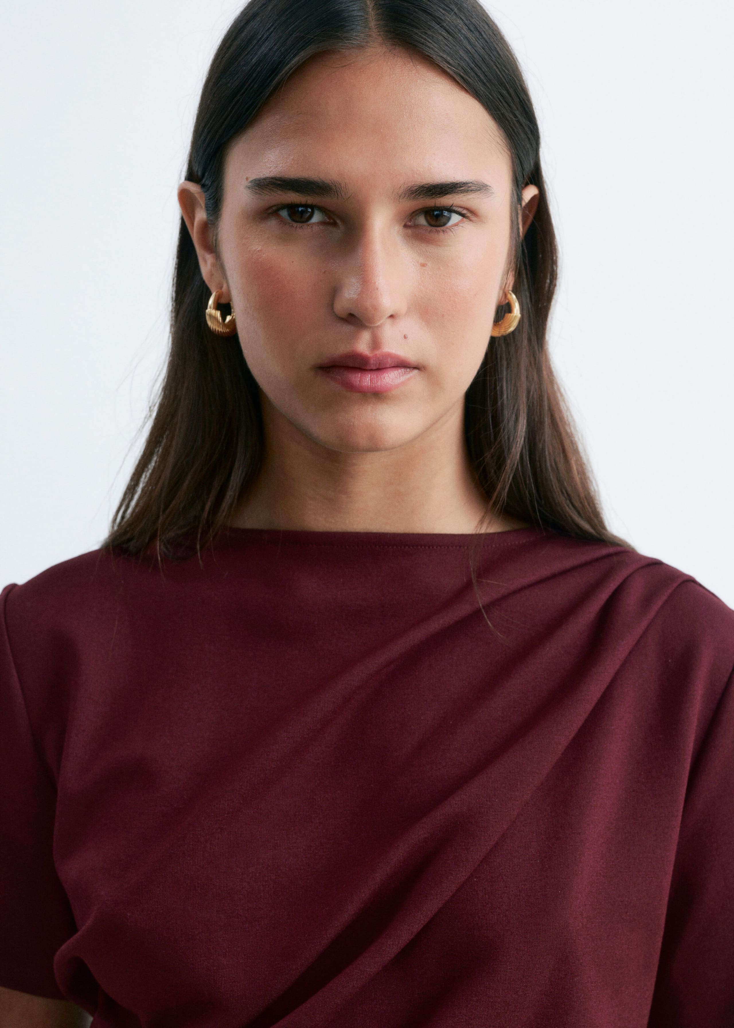 Asymmetrisches T-Shirt mit Drapierung - Schwarz - Lookbook