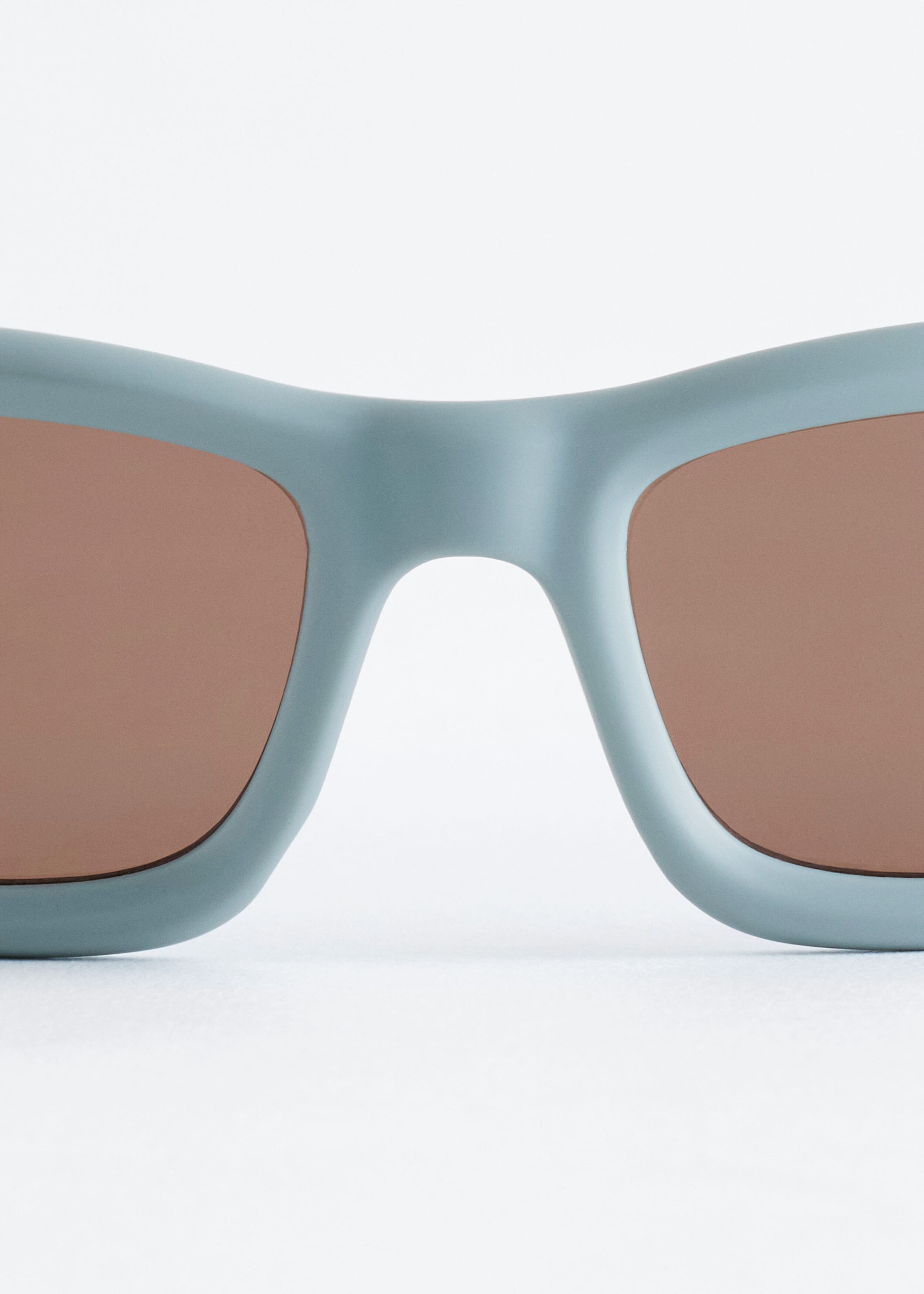 Oval Sunglasses - {{variantName}} - Descriptive Detail