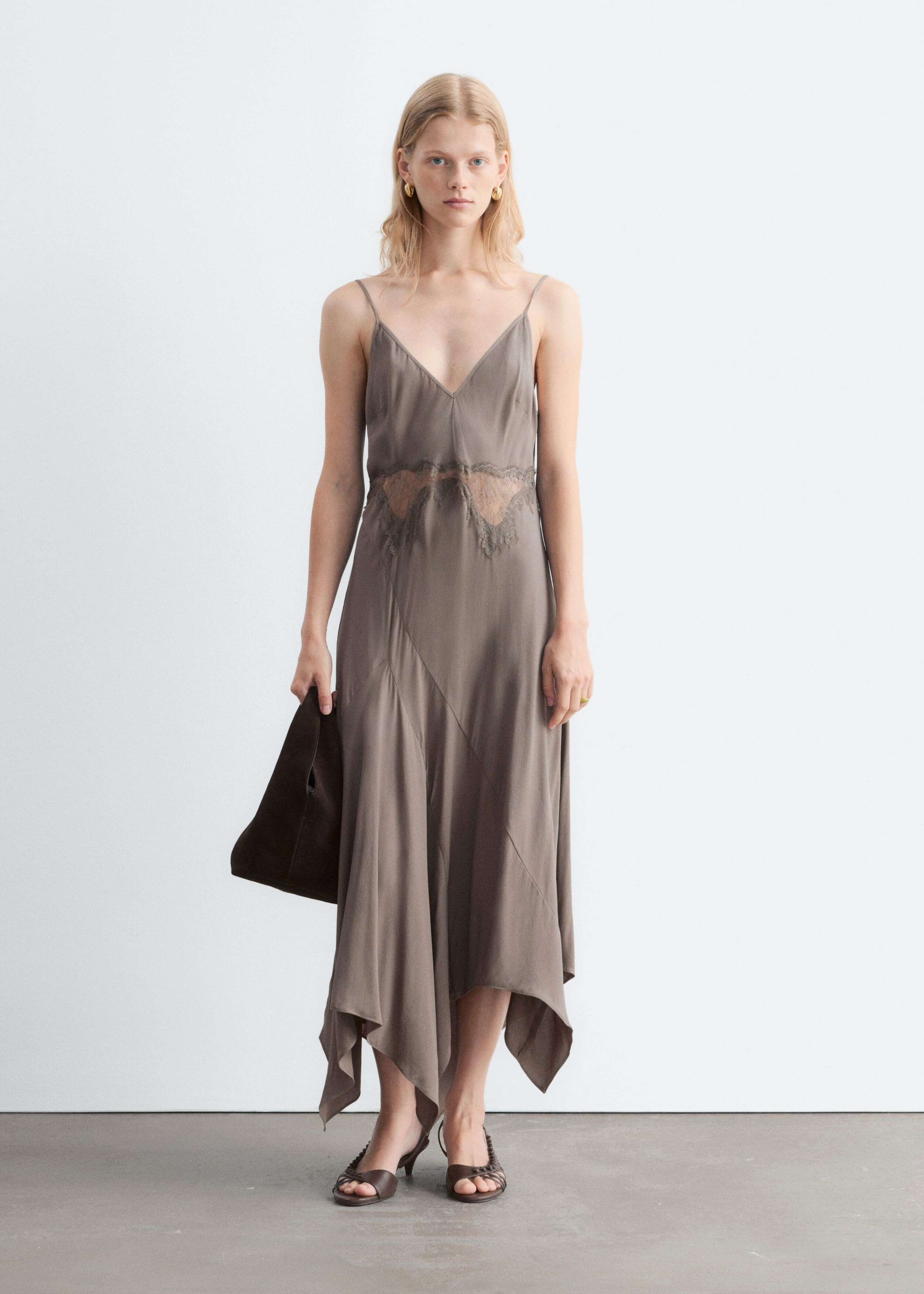 Asymmetrisches Midi-Trägerkleid aus Satin - Graubraun - Lookbook