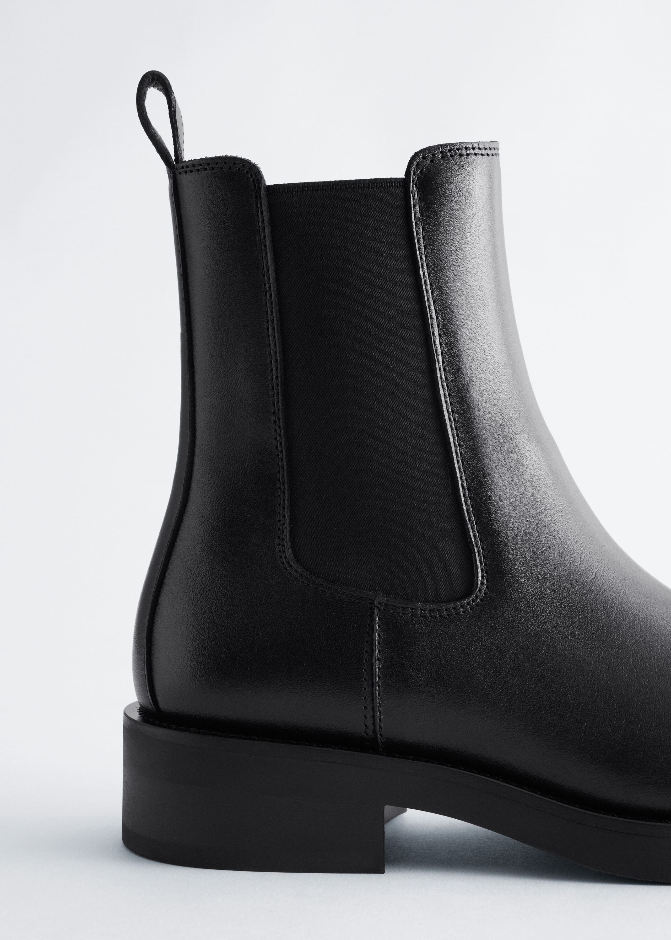 Leather Chelsea Boots - {{variantName}} - Beschreibendes Detail