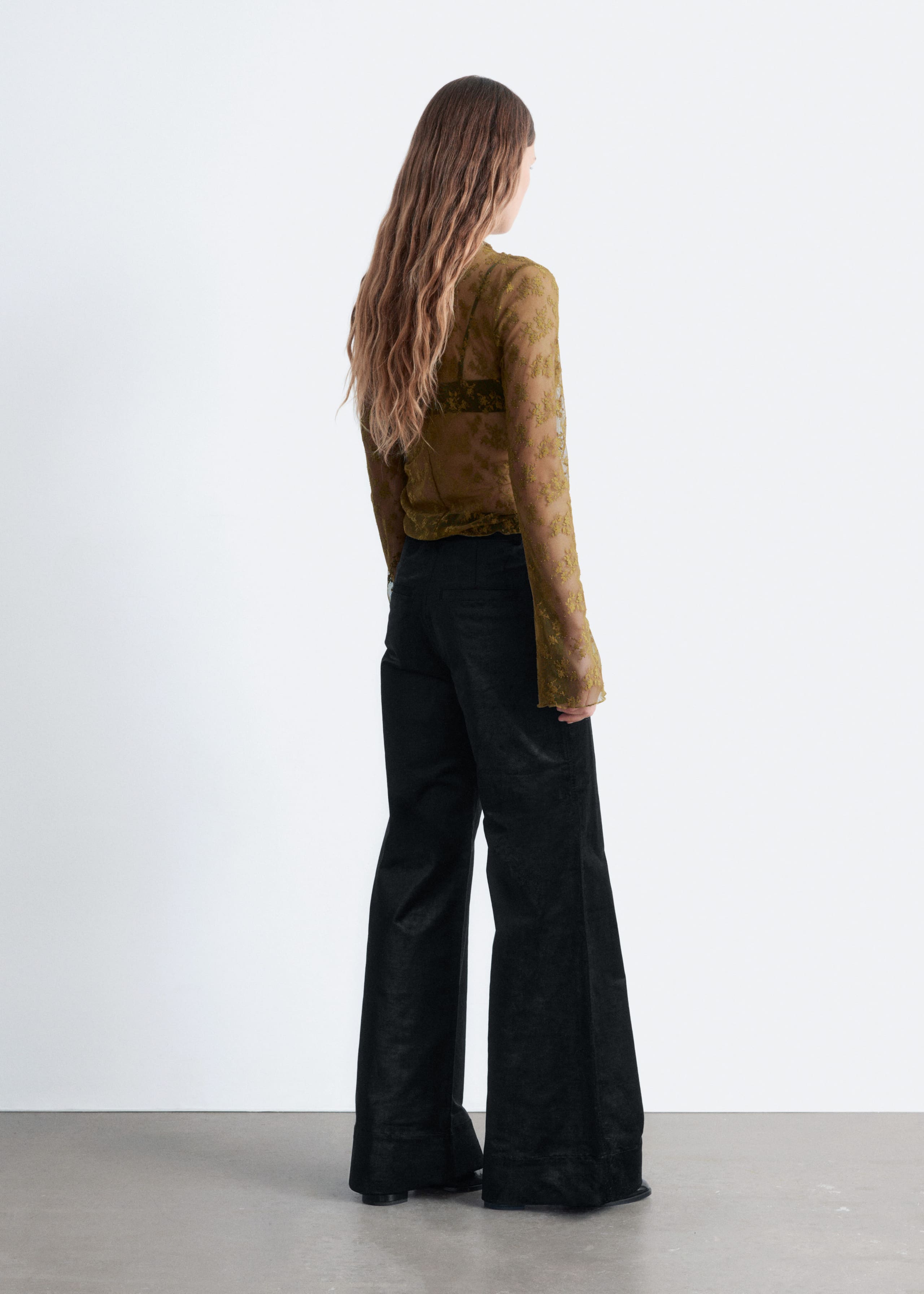 Pantalon évasé en velours - Marron foncé - Lookbook