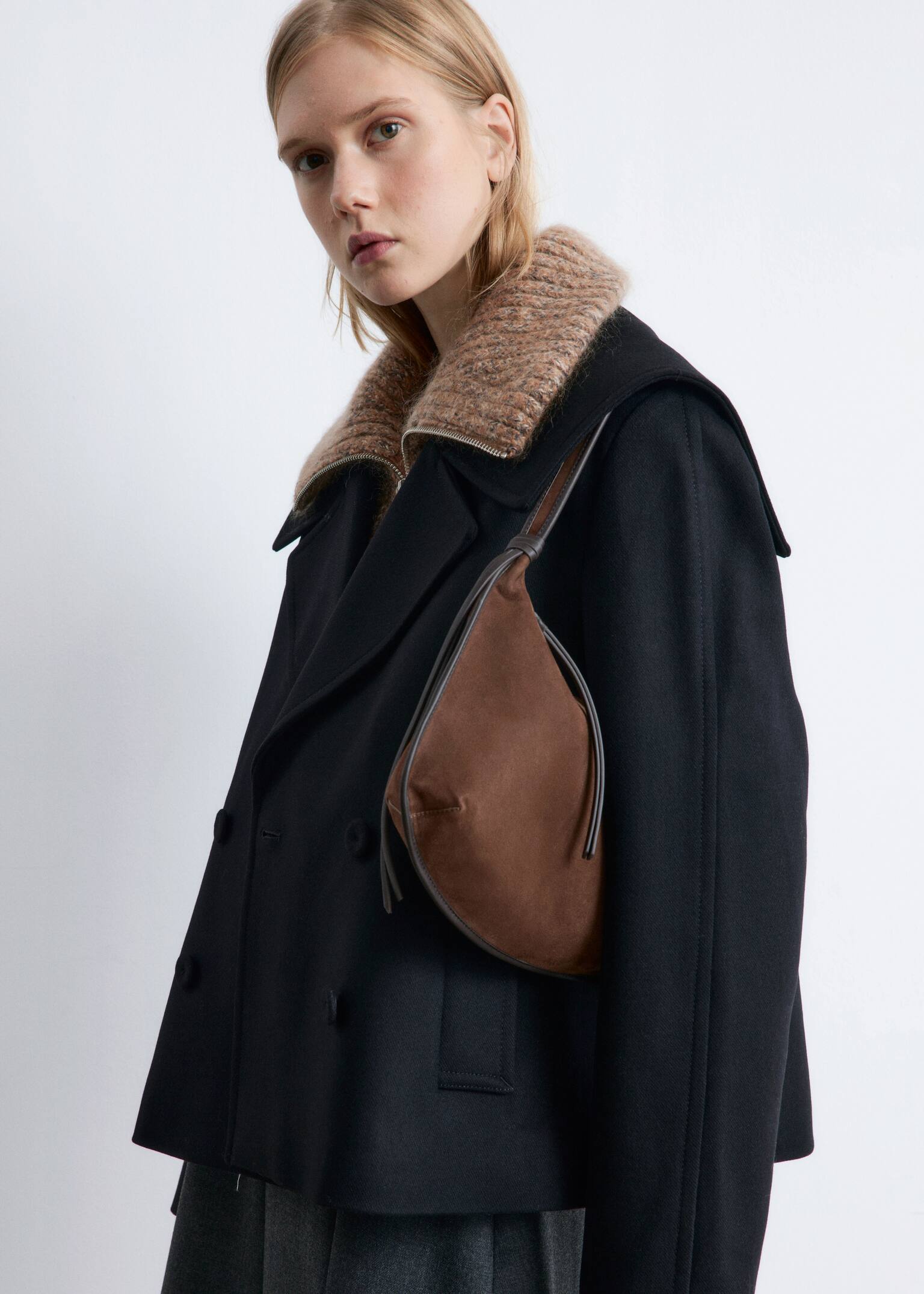 Schultertasche aus Veloursleder mit Fransen - Braun/Schwarz