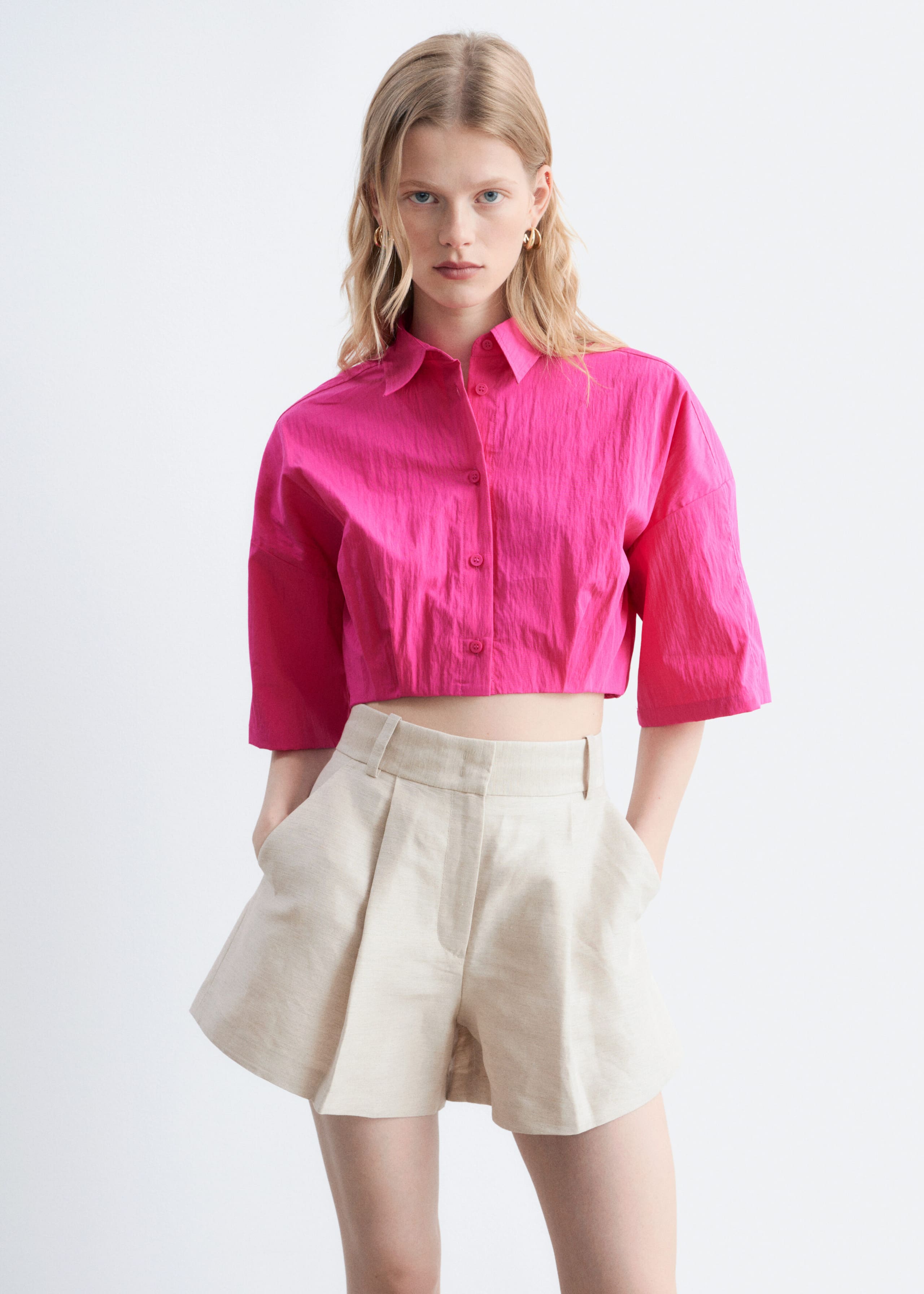 Verkürztes Hemd mit Falten am Saum - Bright Pink - Lookbook