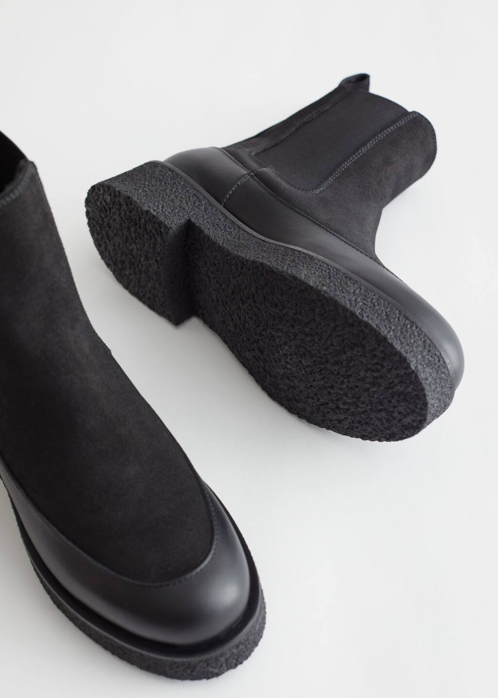 Suede Chelsea Boots - {{variantName}} - Detalle descriptivo