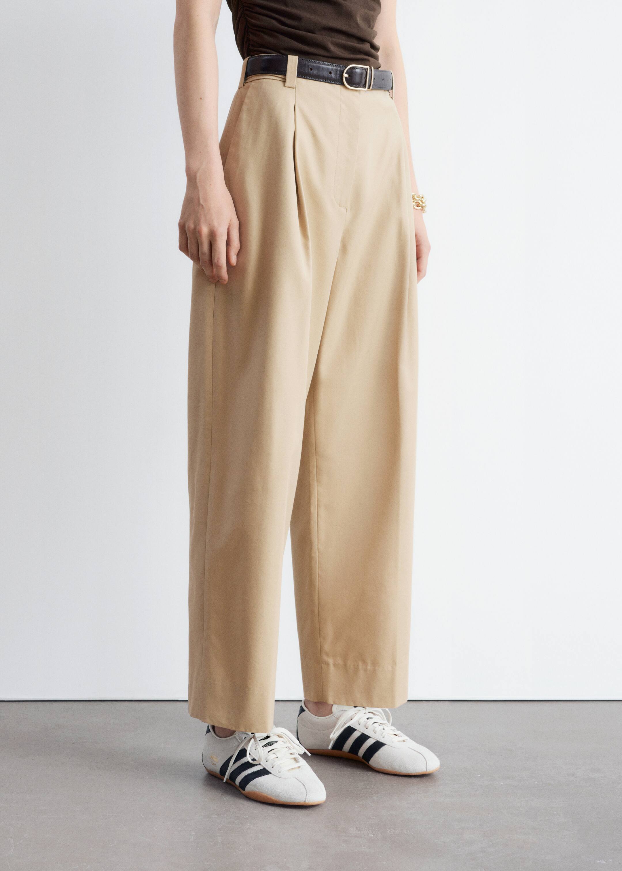 Visa större bild: Avsmalnande byxa med pressveck - Beige - DAM | H&M SE 4