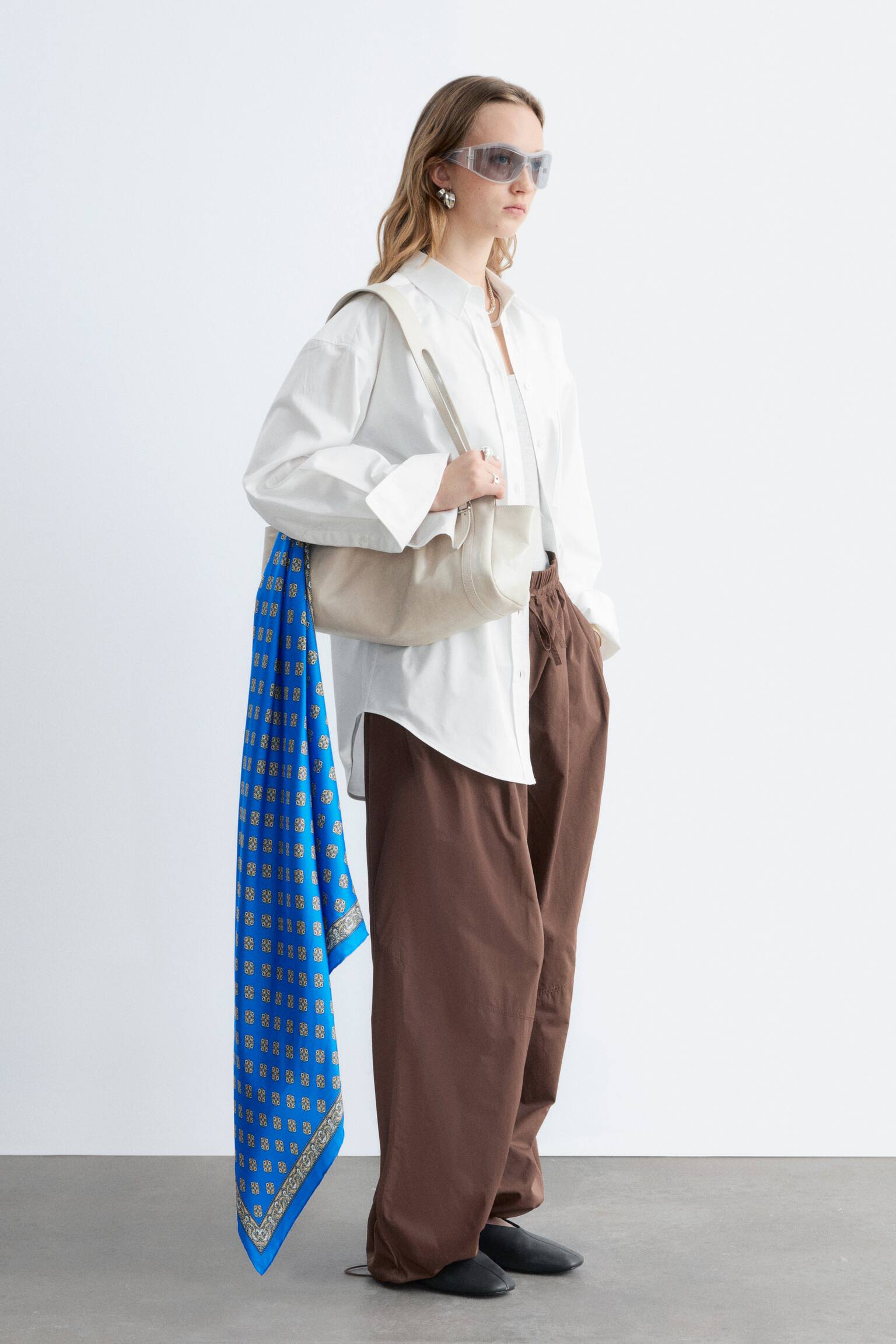 מכנסיים בגזרת Barrel עם שרוך קשירה - חום כהה/שחור - 4