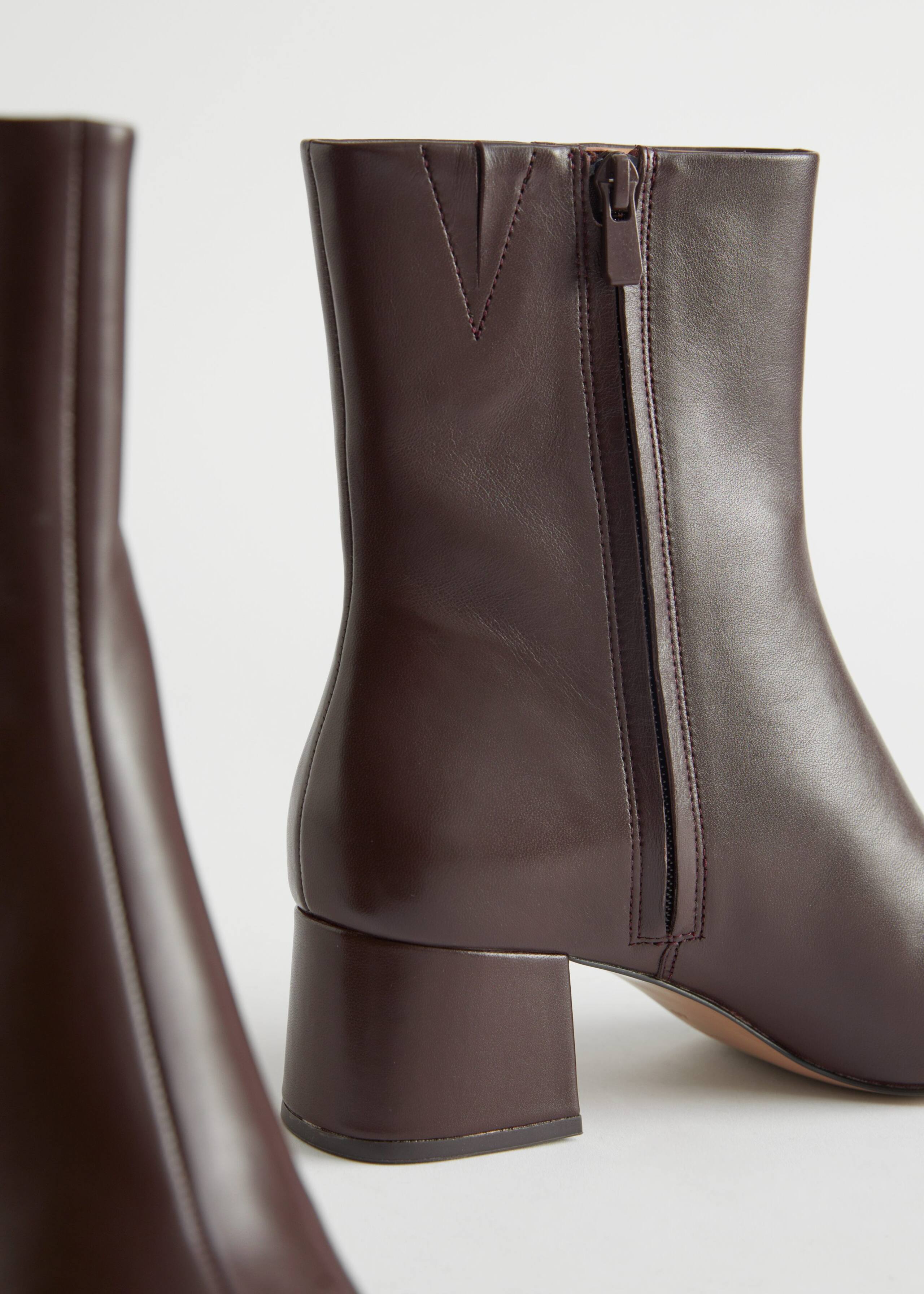 Block Heel Leather Boots - {{variantName}} - Descrizione dettagliata