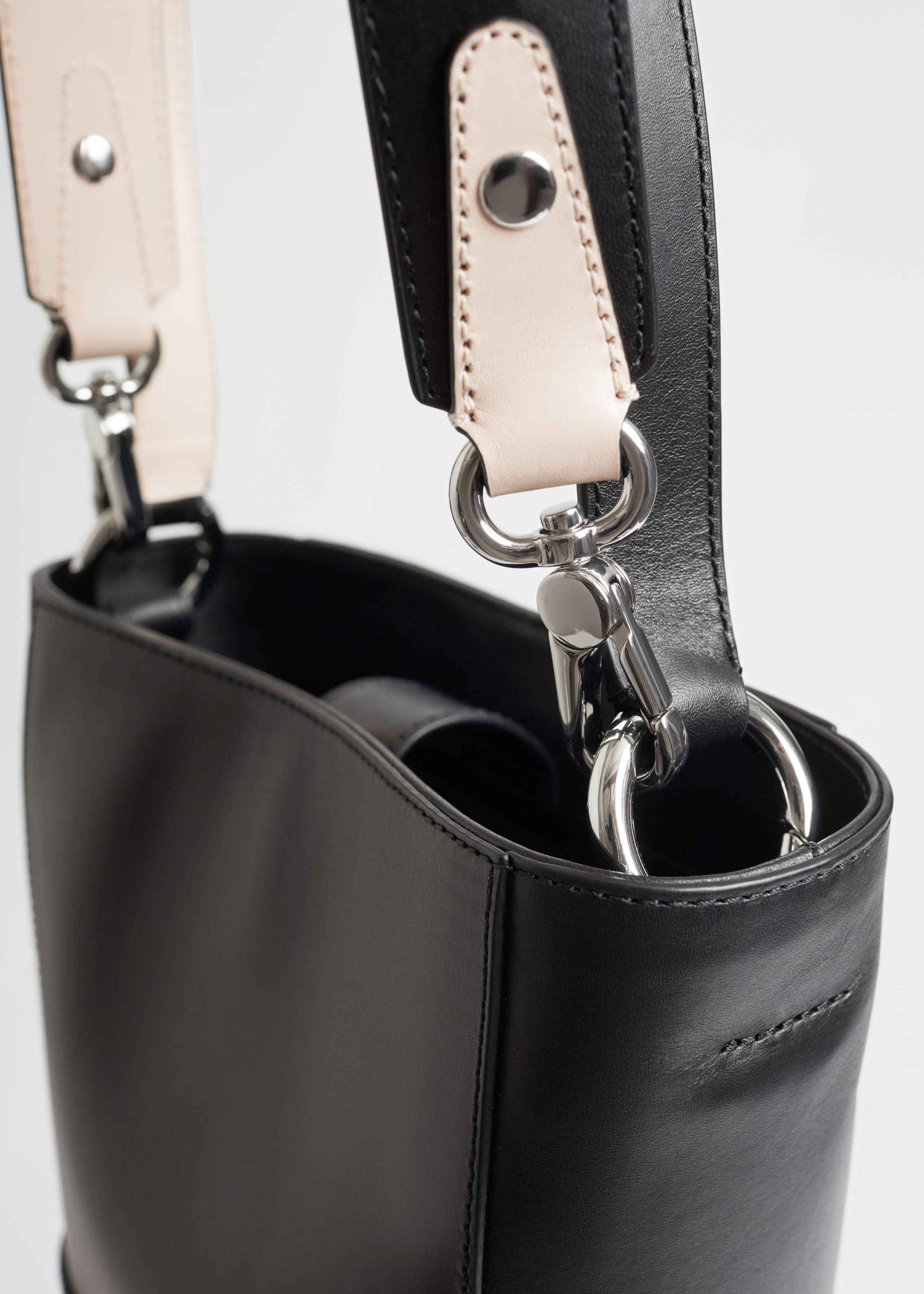 Beuteltasche aus Leder mit Akzenten - {{variantName}} - Beschreibendes Detail