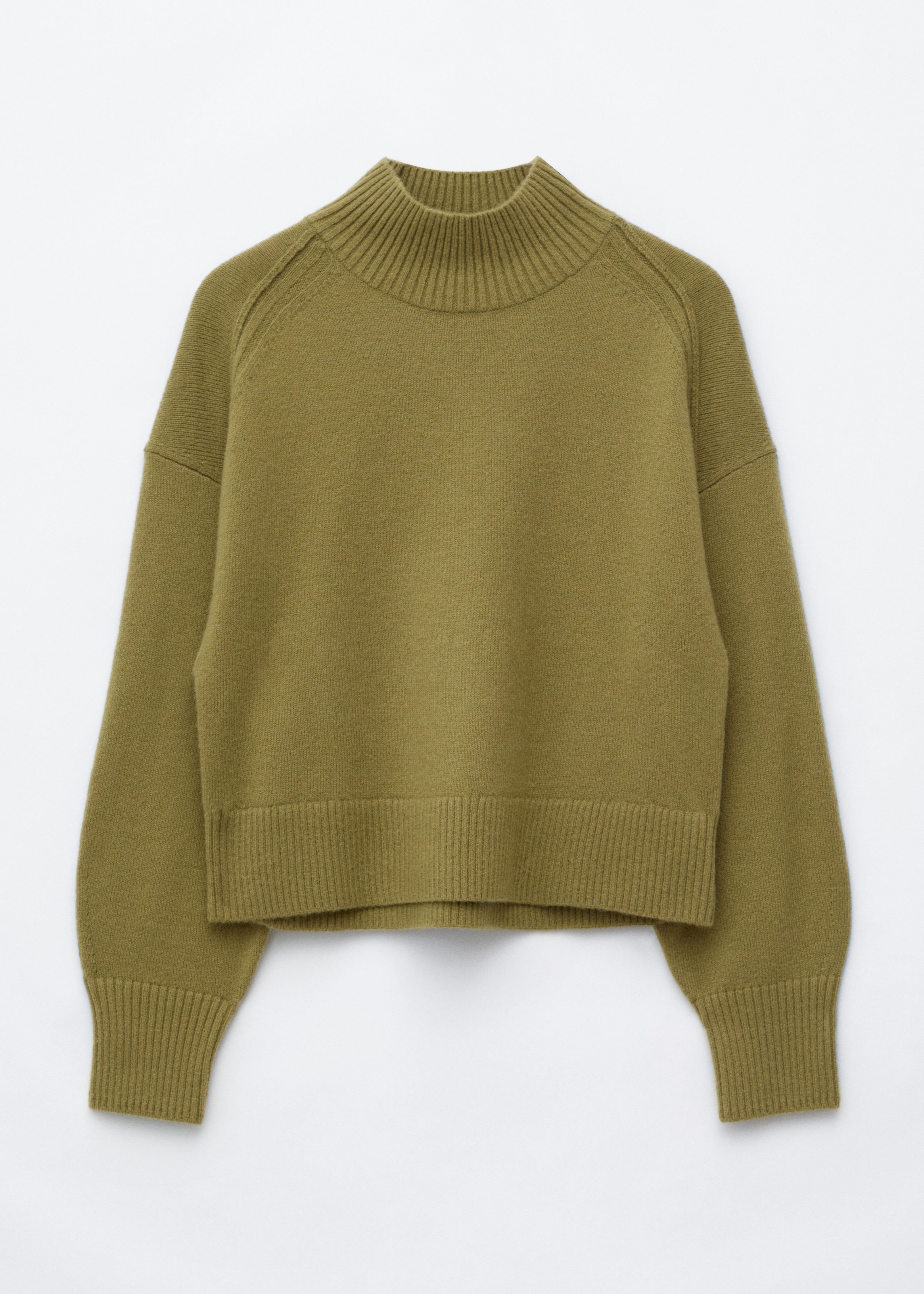 Ein olivgrÃ¼ner Pullover mit Stehkragen und RippbÃ¼ndchen an Kragen, Ãrmeln und Saum wird vom Model getragen. Das Model kombiniert den Pullover mit einer beigen Hose und hÃ¤lt unter einem Arm eine dunkelbraune, geflochtene Handtasche, wÃ¤hrend es die andere Hand in der Tasche ruhen lÃ¤sst.