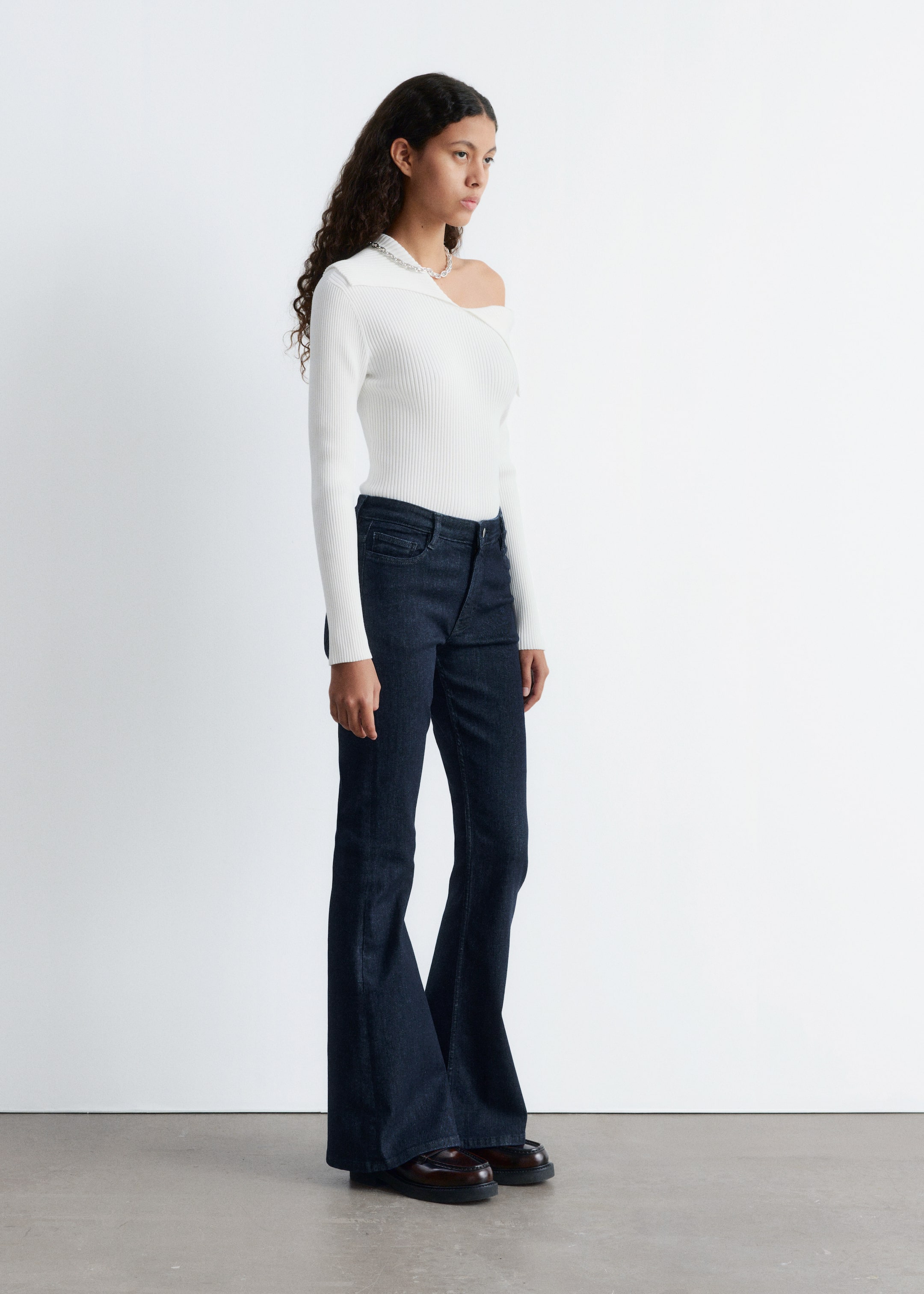 Zobacz większy obraz: Dzianinowy top w prążki z odkrytymi ramionami - Biały - ONA | H&M PL 5