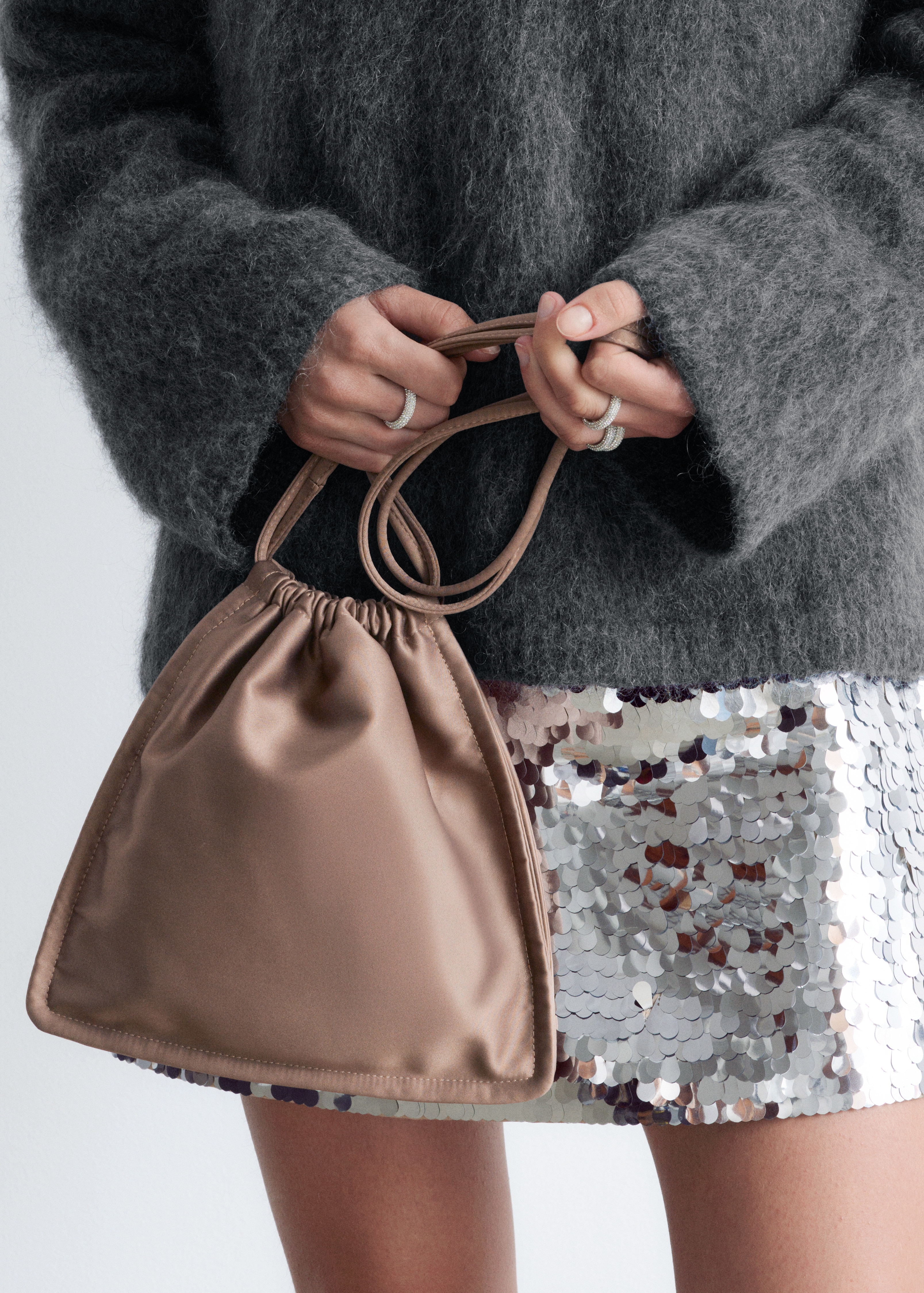 Сатенена чанта с връзки - Грейж/Черен