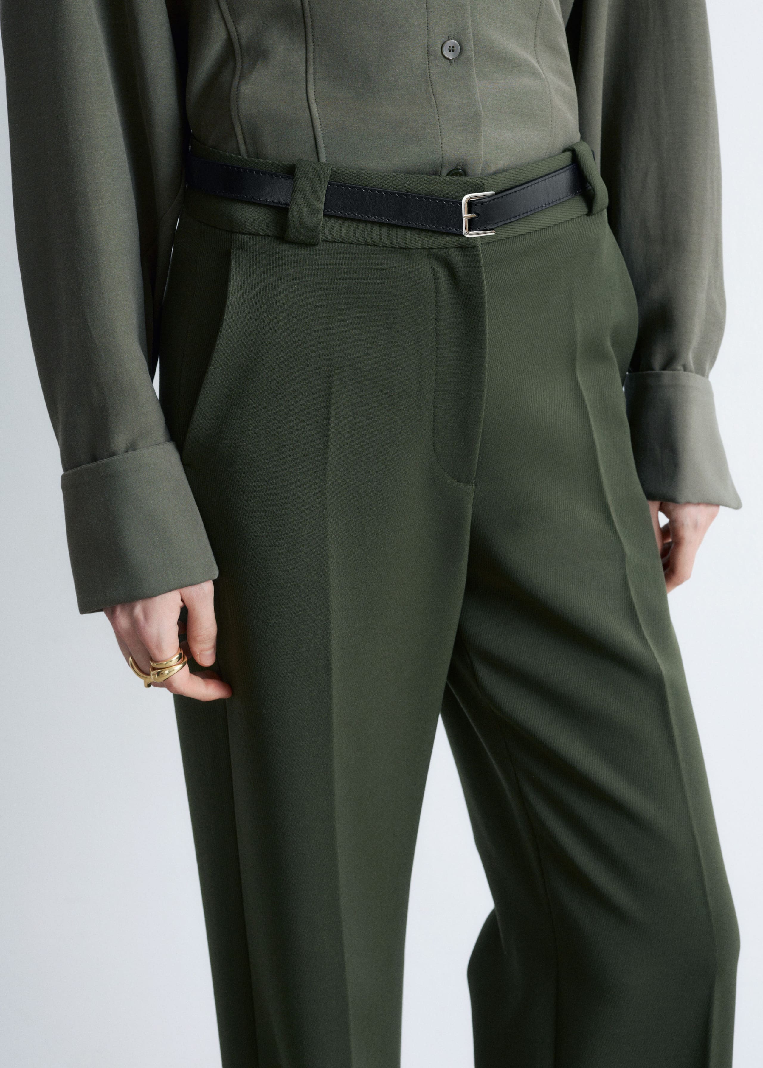 Image of Pantalones anchos con pliegues marcados