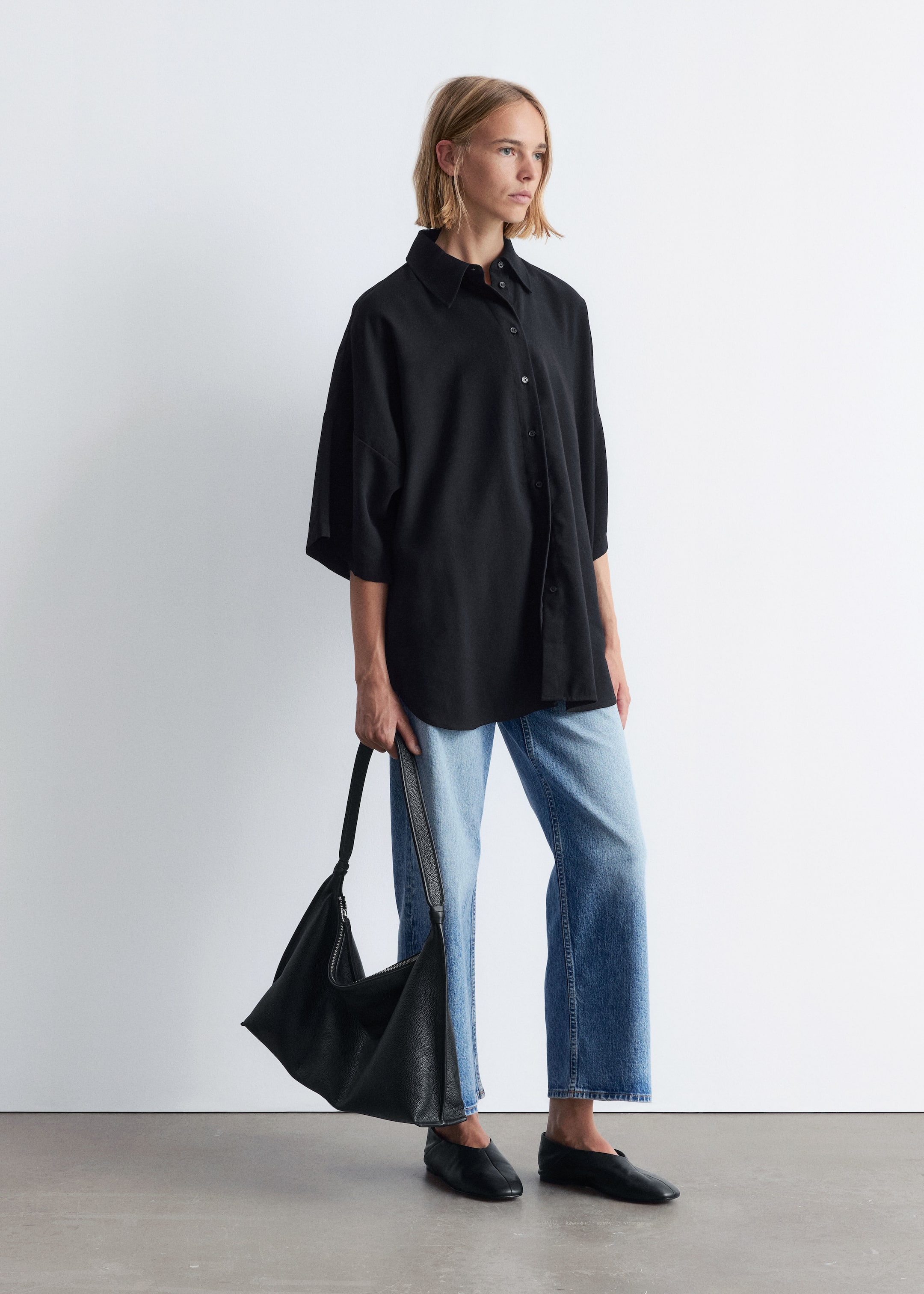 Näytä suurempi kuva: Ylisuuri 1/4-hihainen kauluspaita - Musta - NAISET | H&M FI 4