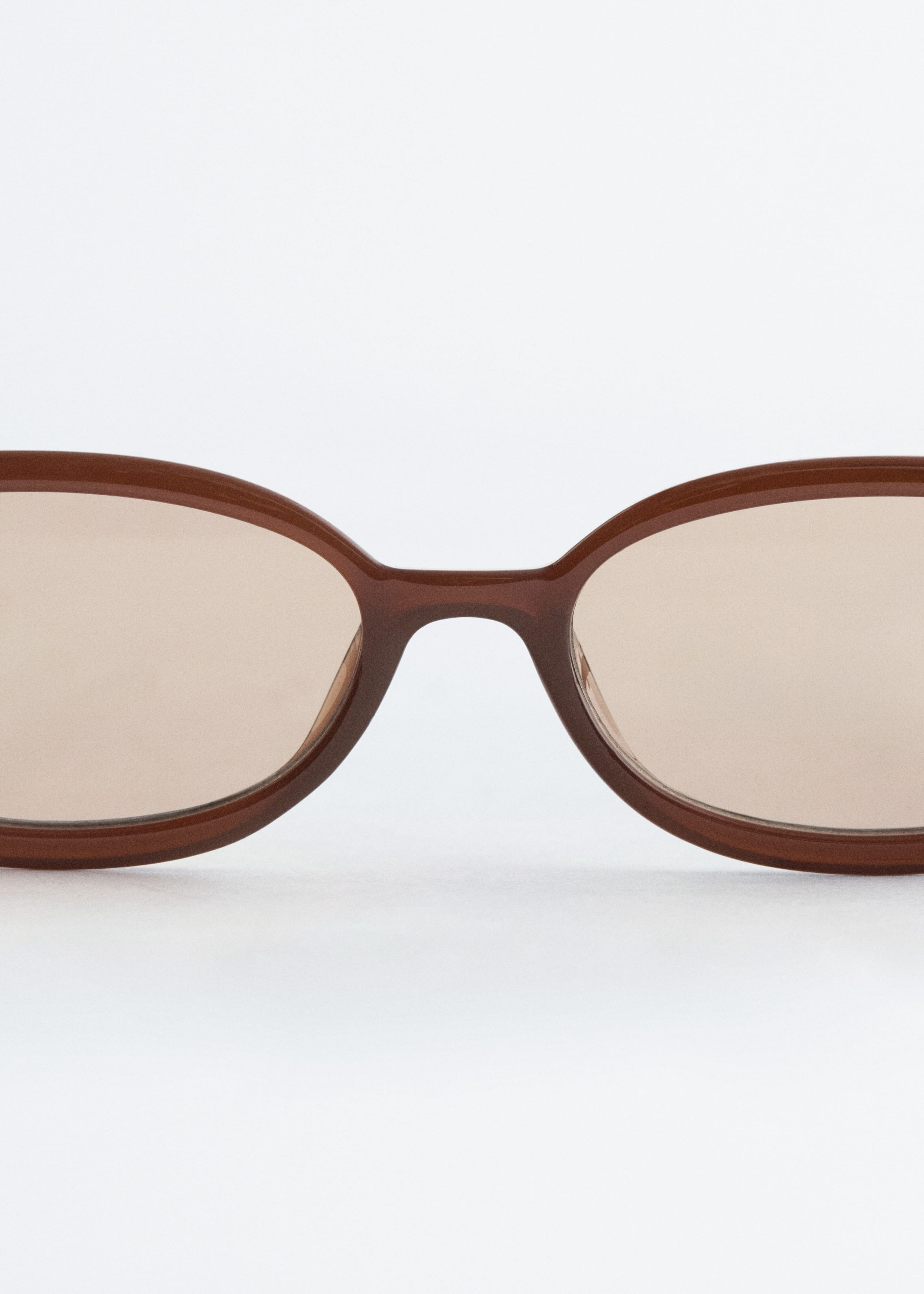 Image of Ovale Sonnenbrille mit schmalem Rahmen
