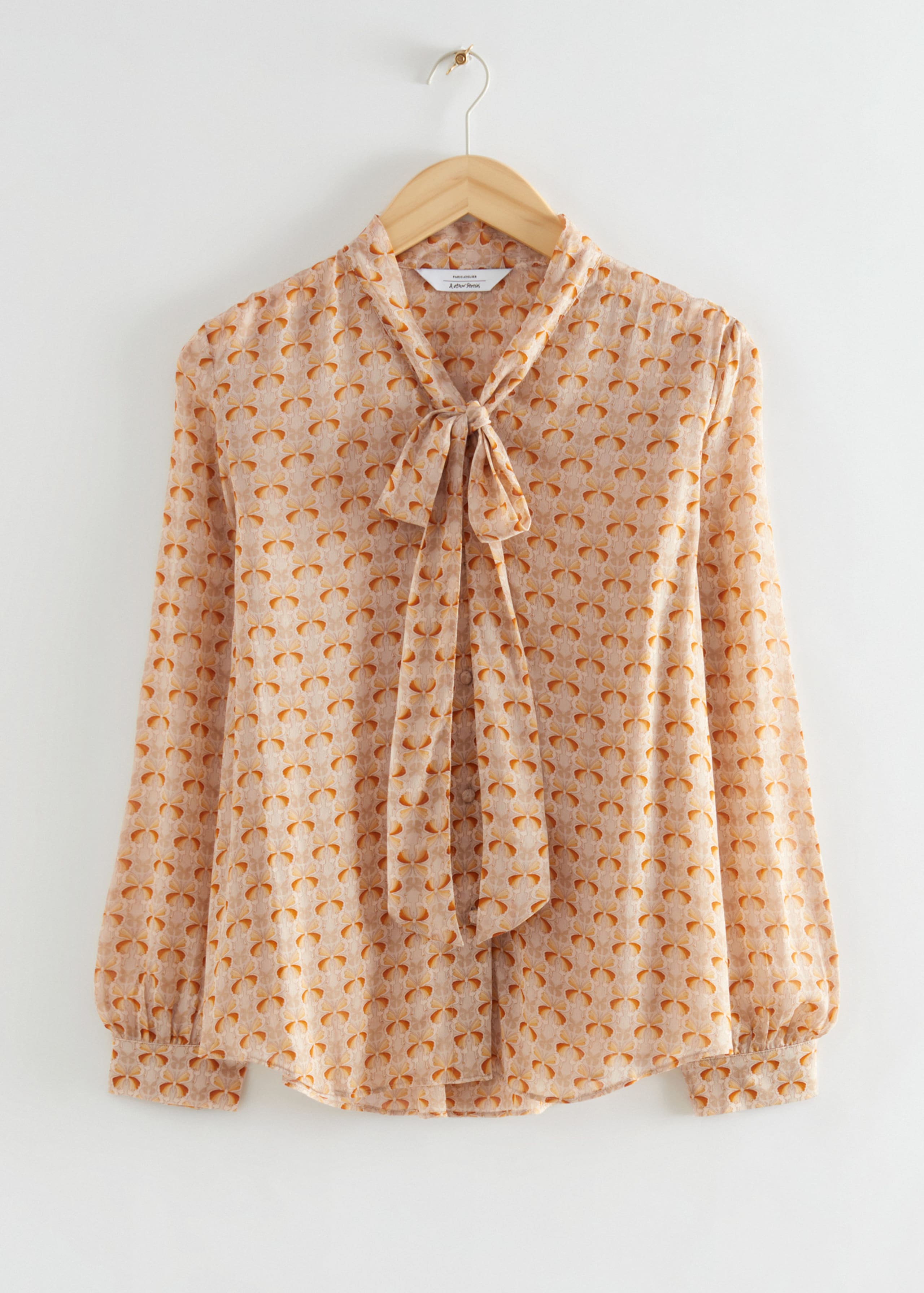 Lavallire-NeckBlouse - Orange Butterfly Print - Natura morta