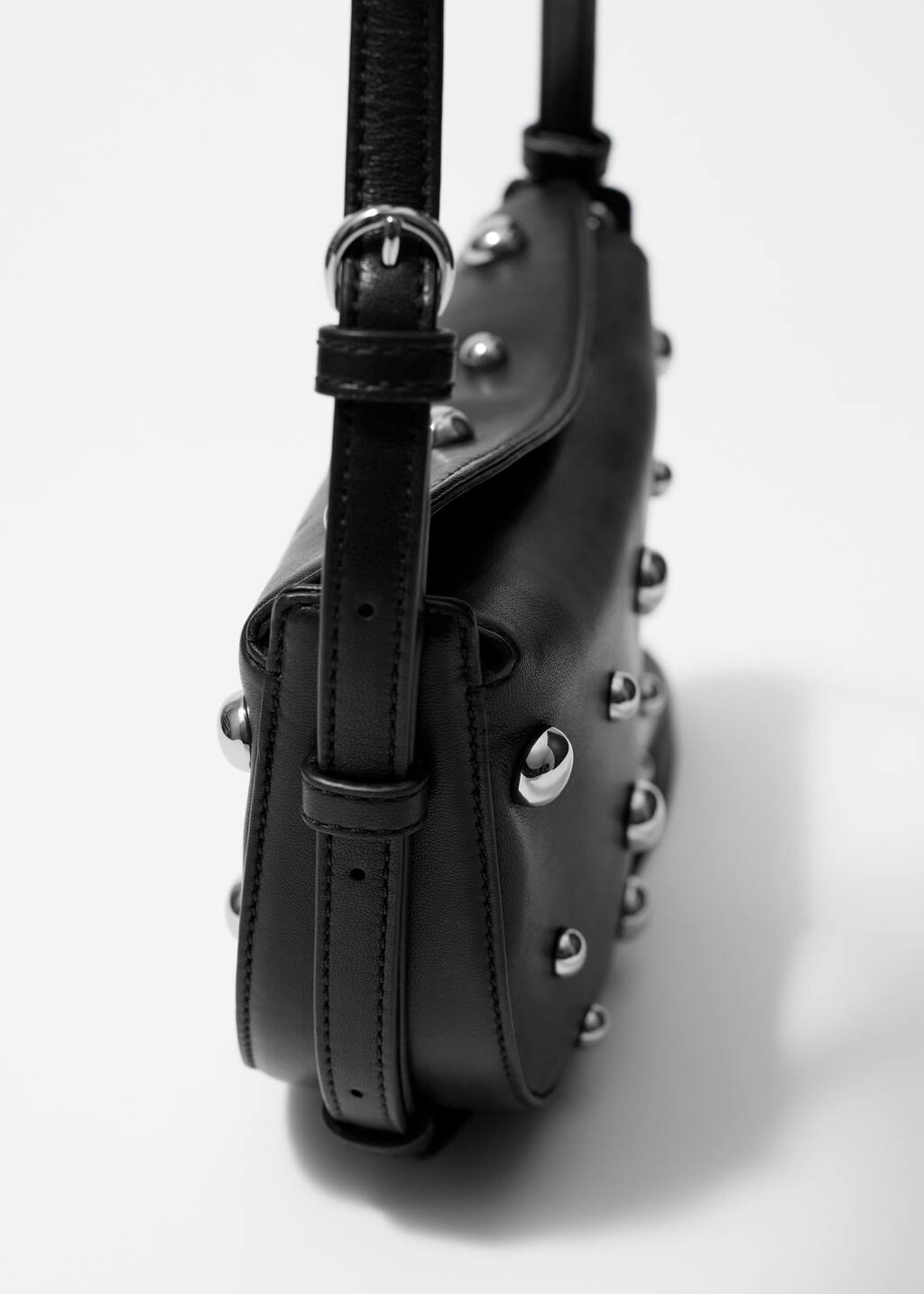 Schultertasche aus Leder mit Nieten - {{variantName}} - Beschreibendes Detail