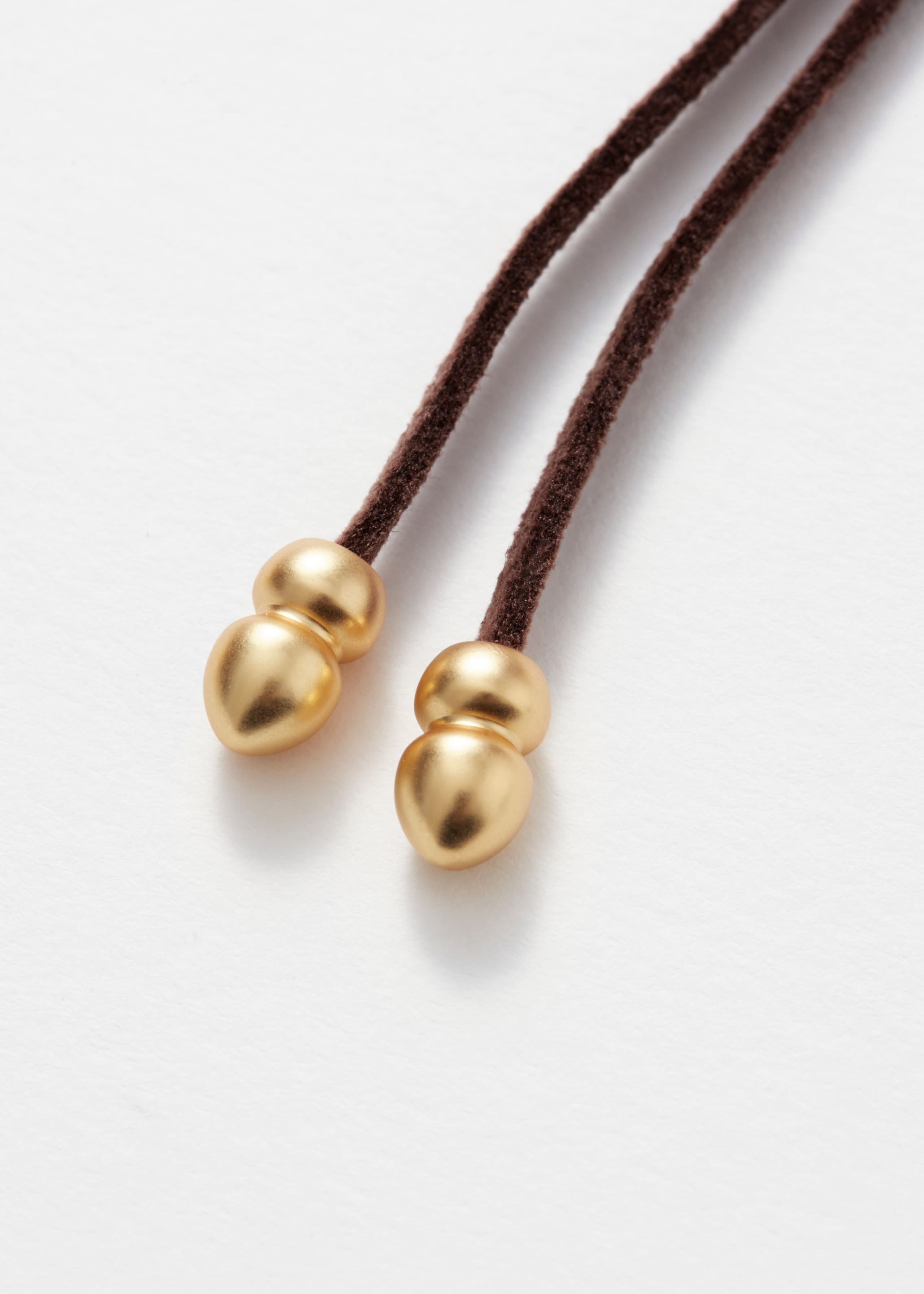 Collar de cordón con colgante de concha marina - {{variantName}} - Detalle descriptivo