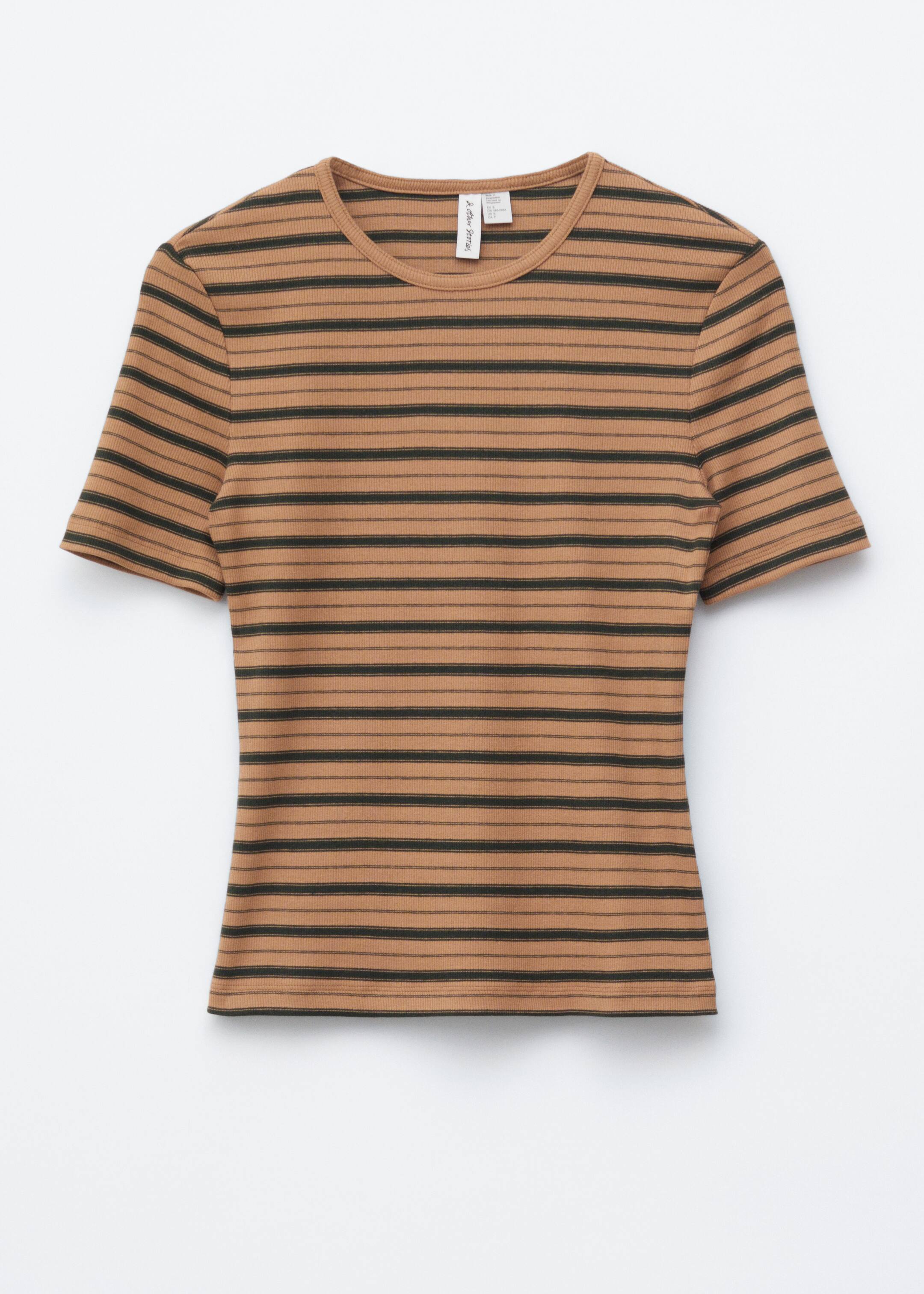 Visualizza immagine più grande: Una maglietta a coste a righe orizzontali nei colori marrone chiaro e nero è mostrata nella sua parte FRONTALE, caratterizzata da un girocollo, maniche corte e una vestibilità aderente, con le righe che variano in spessore.