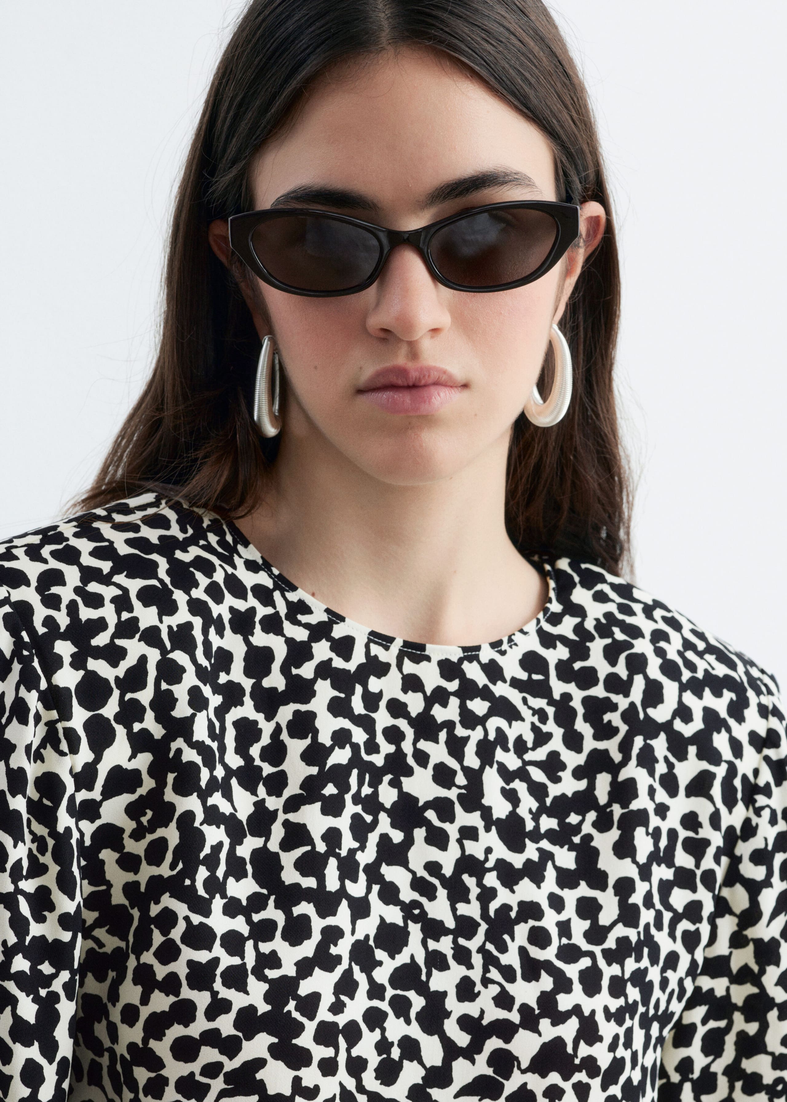 Pleated Side Slim Blouse - Black/White - Lookbook